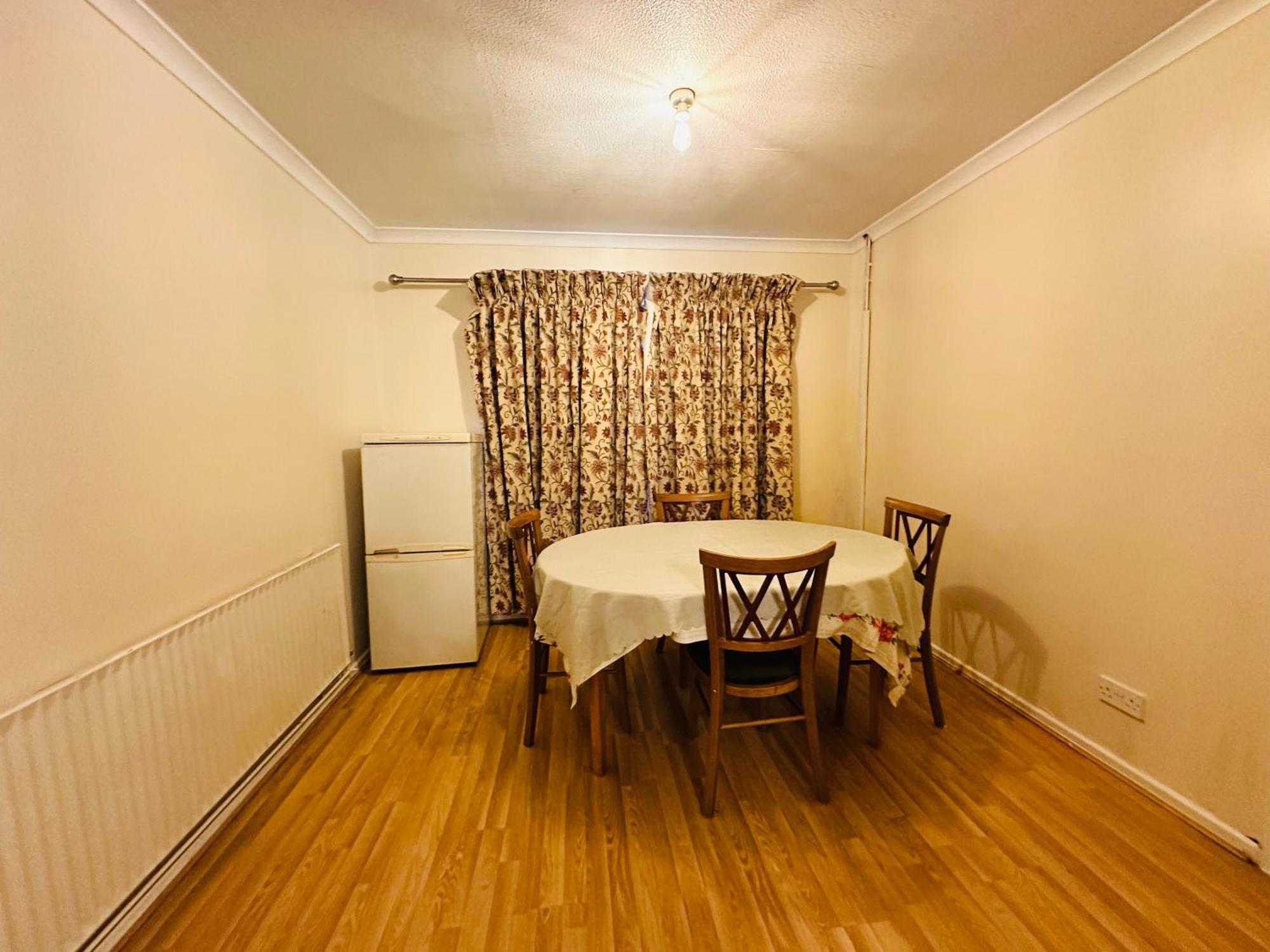 3 Bed Comfortable In City, Free Parking , Wifi, Kitchen,livingroom