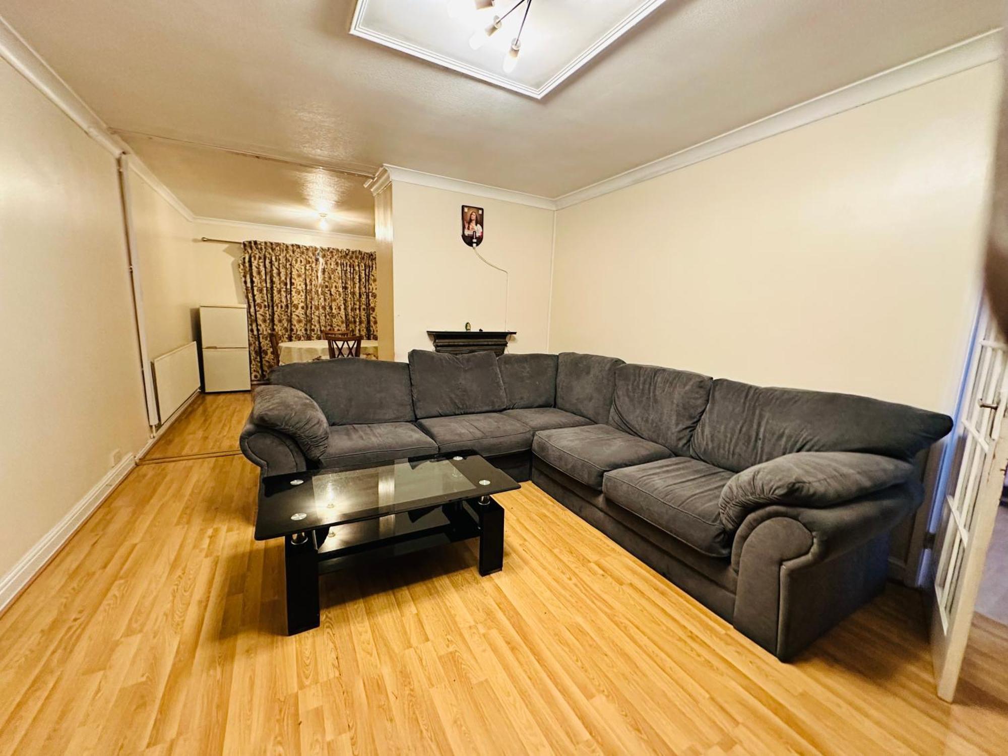 3 Bed Comfortable In City, Free Parking , Wifi, Kitchen,livingroom