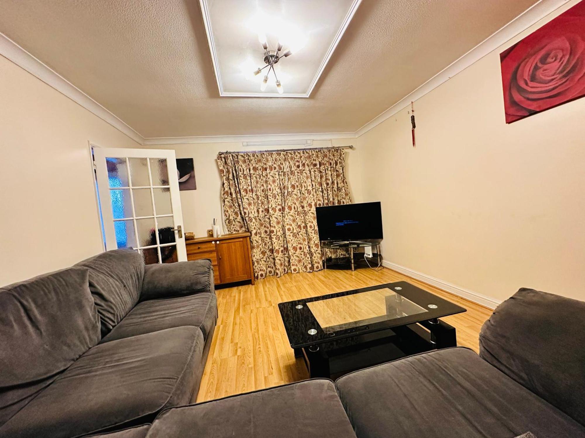 3 Bed Comfortable In City, Free Parking , Wifi, Kitchen,livingroom *