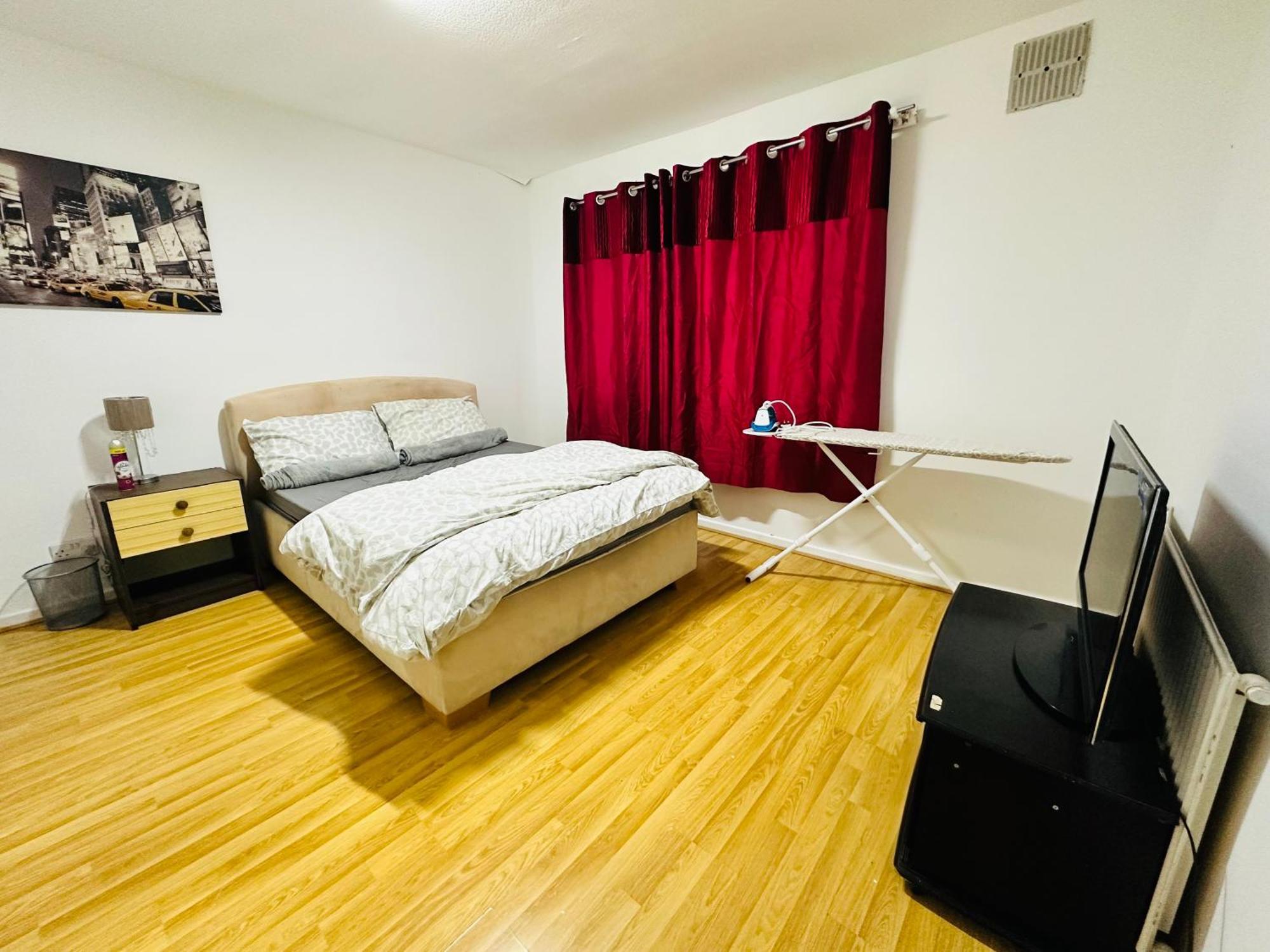 Holiday home 3 Bed Comfortable In City, Free Parking , Wifi, Kitchen,livingroom Coventry