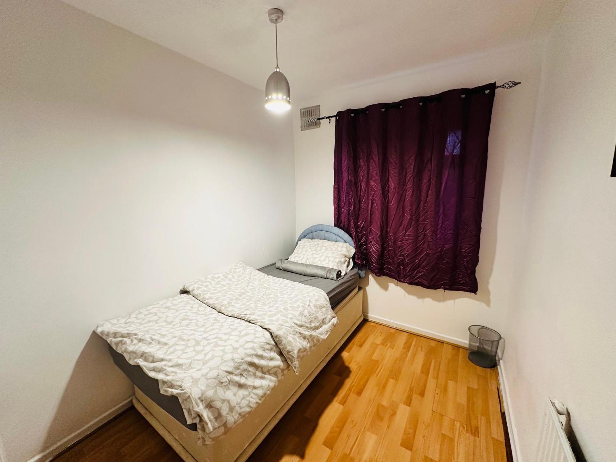 3 Bed Comfortable In City, Free Parking , Wifi, Kitchen,livingroom *