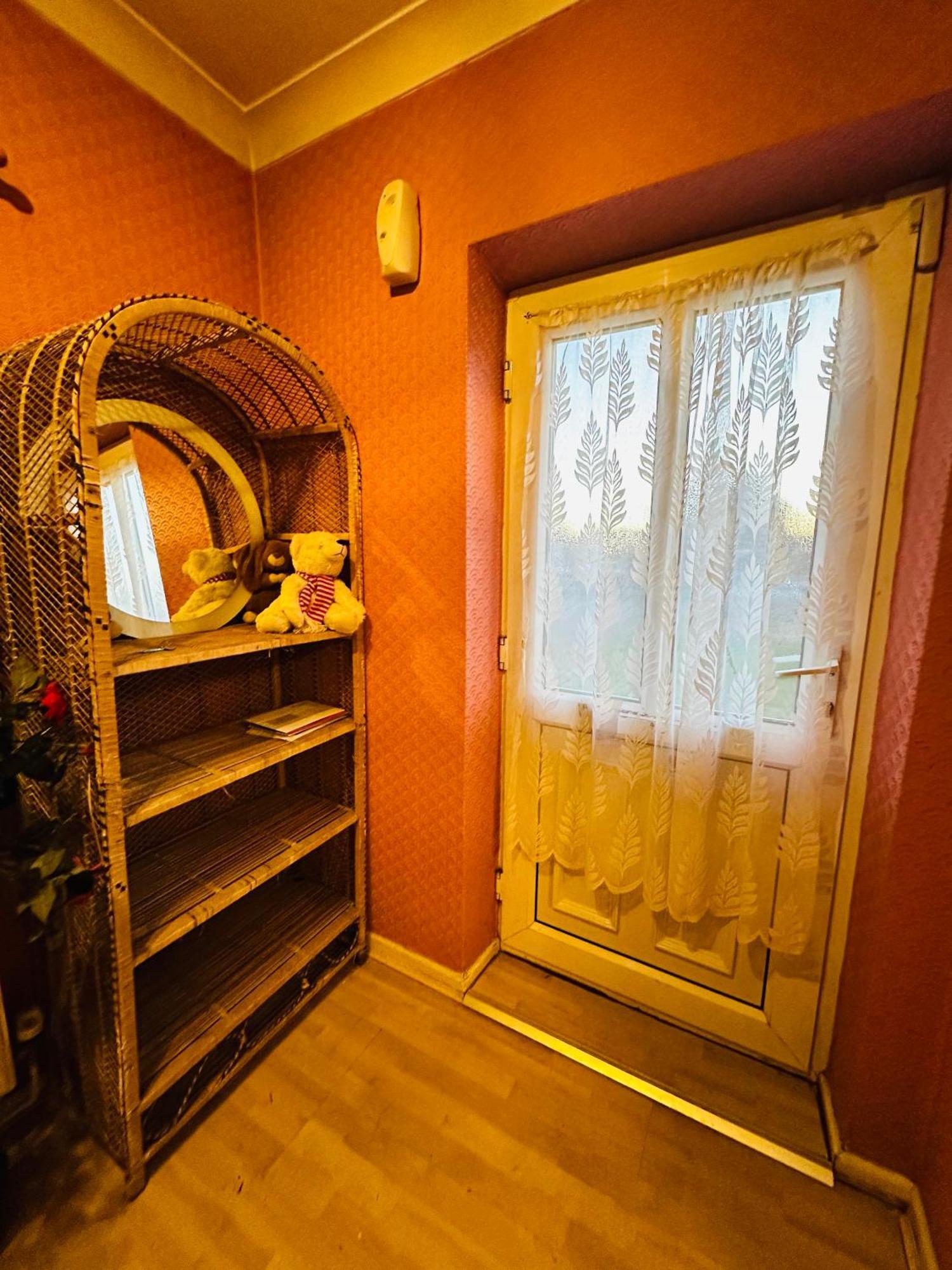 3 Bed Comfortable In City, Free Parking , Wifi, Kitchen,livingroom *