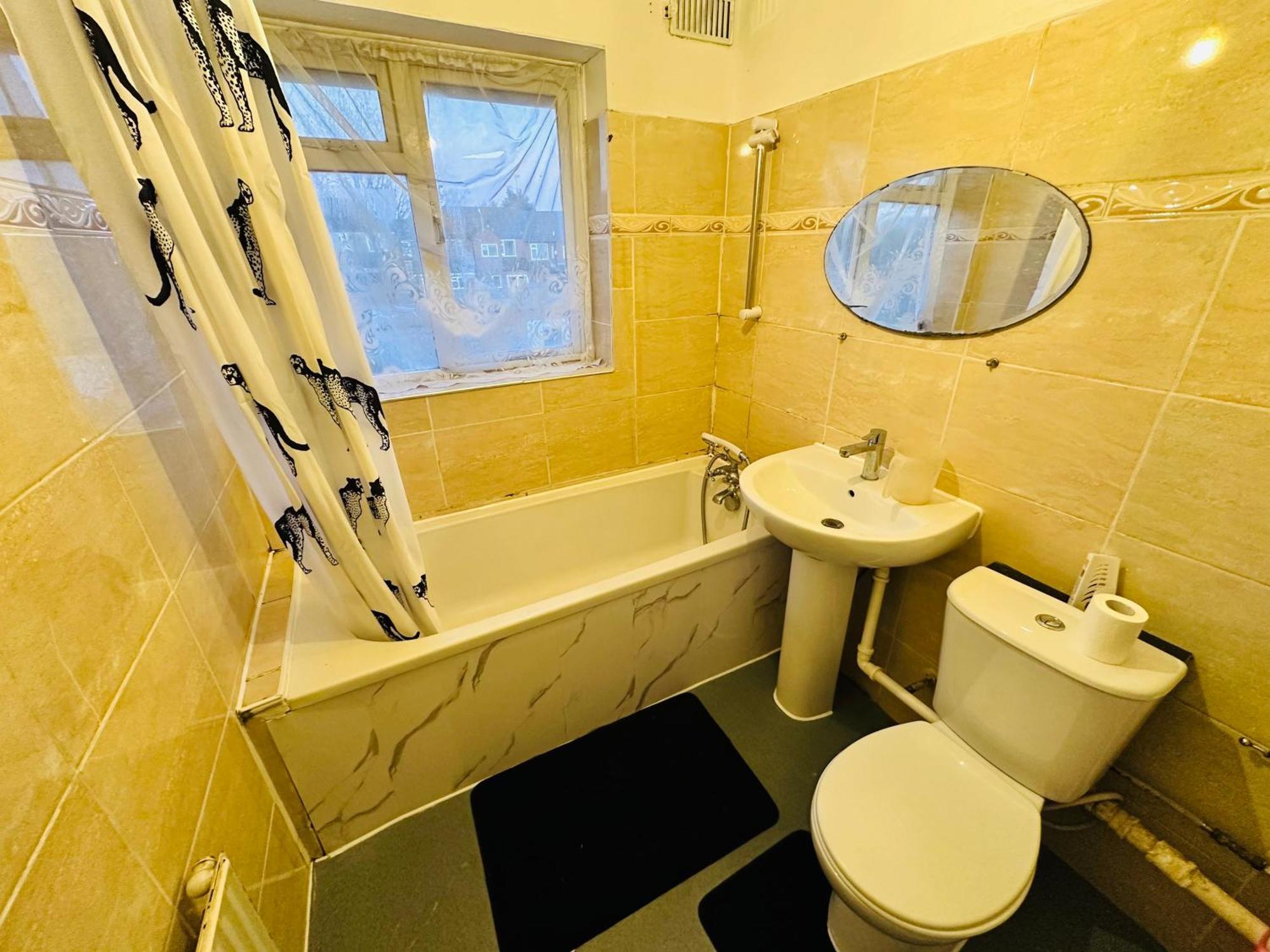 3 Bed Comfortable In City, Free Parking , Wifi, Kitchen,livingroom * Coventry