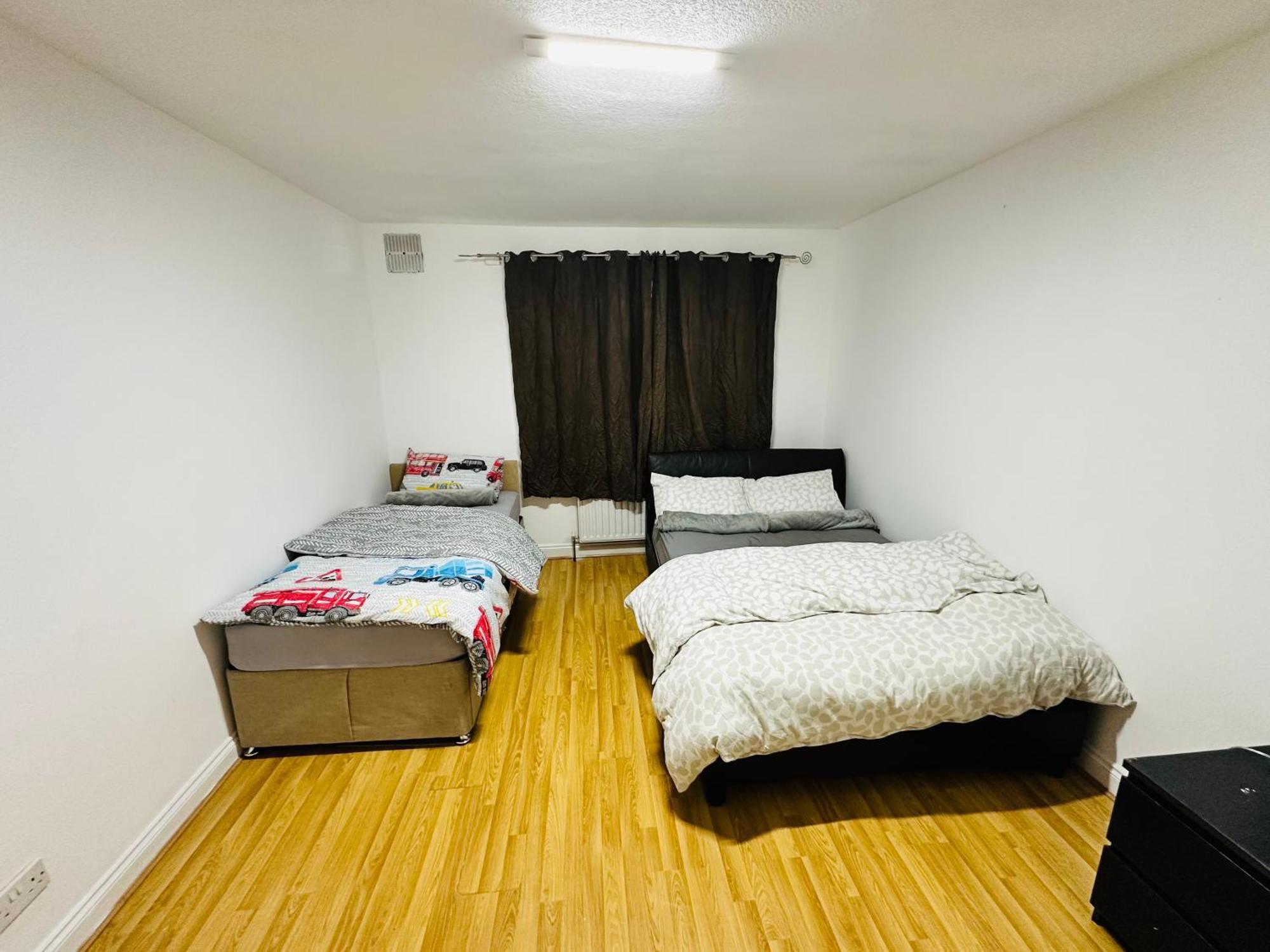 Holiday home 3 Bed Comfortable In City, Free Parking , Wifi, Kitchen,livingroom *