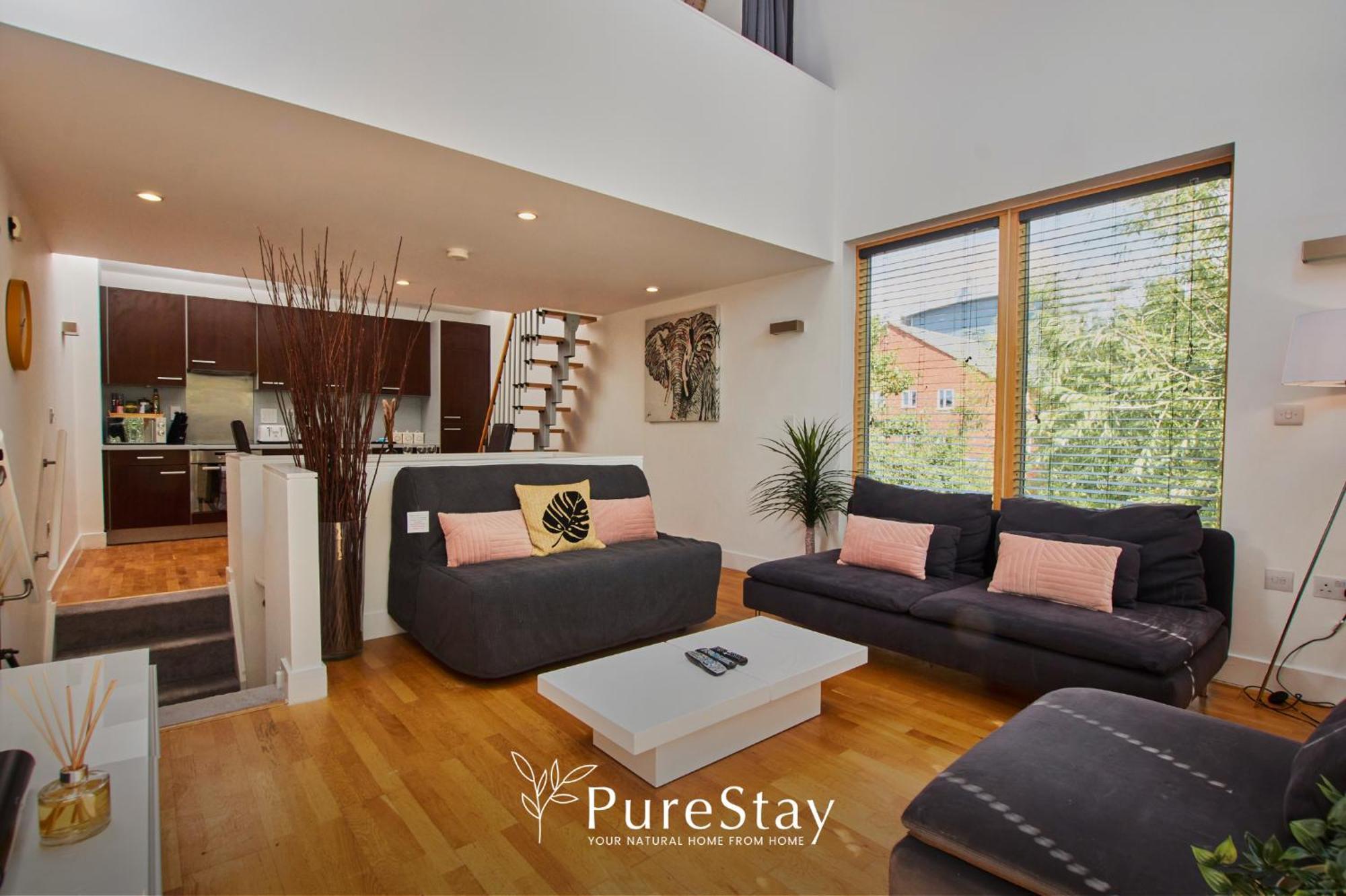 Beautiful Four Bed House By Purestay Short Lets & Serviced With Parking *