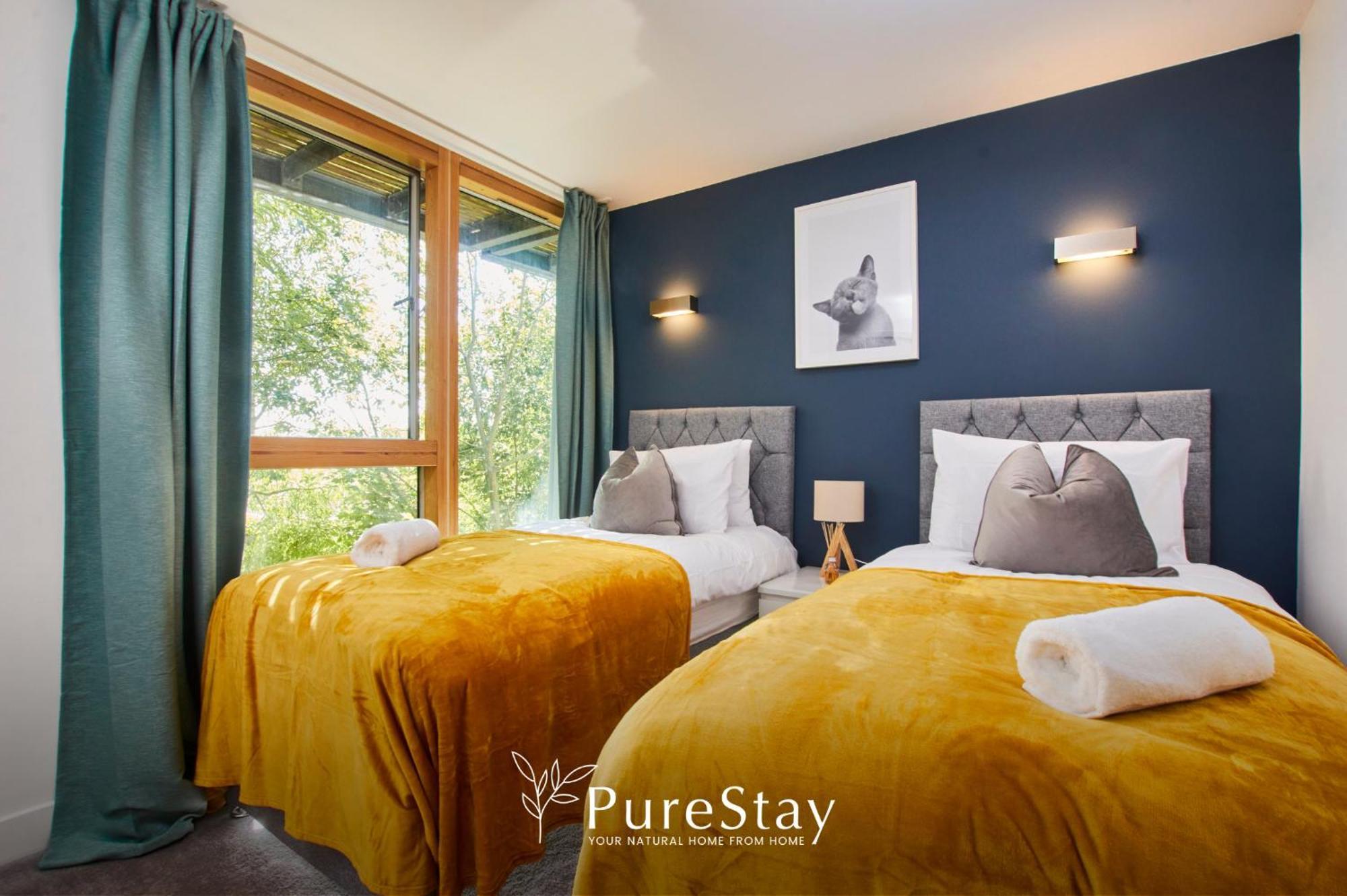 Beautiful Four Bed House By Purestay Short Lets & Serviced With Parking Holiday home *