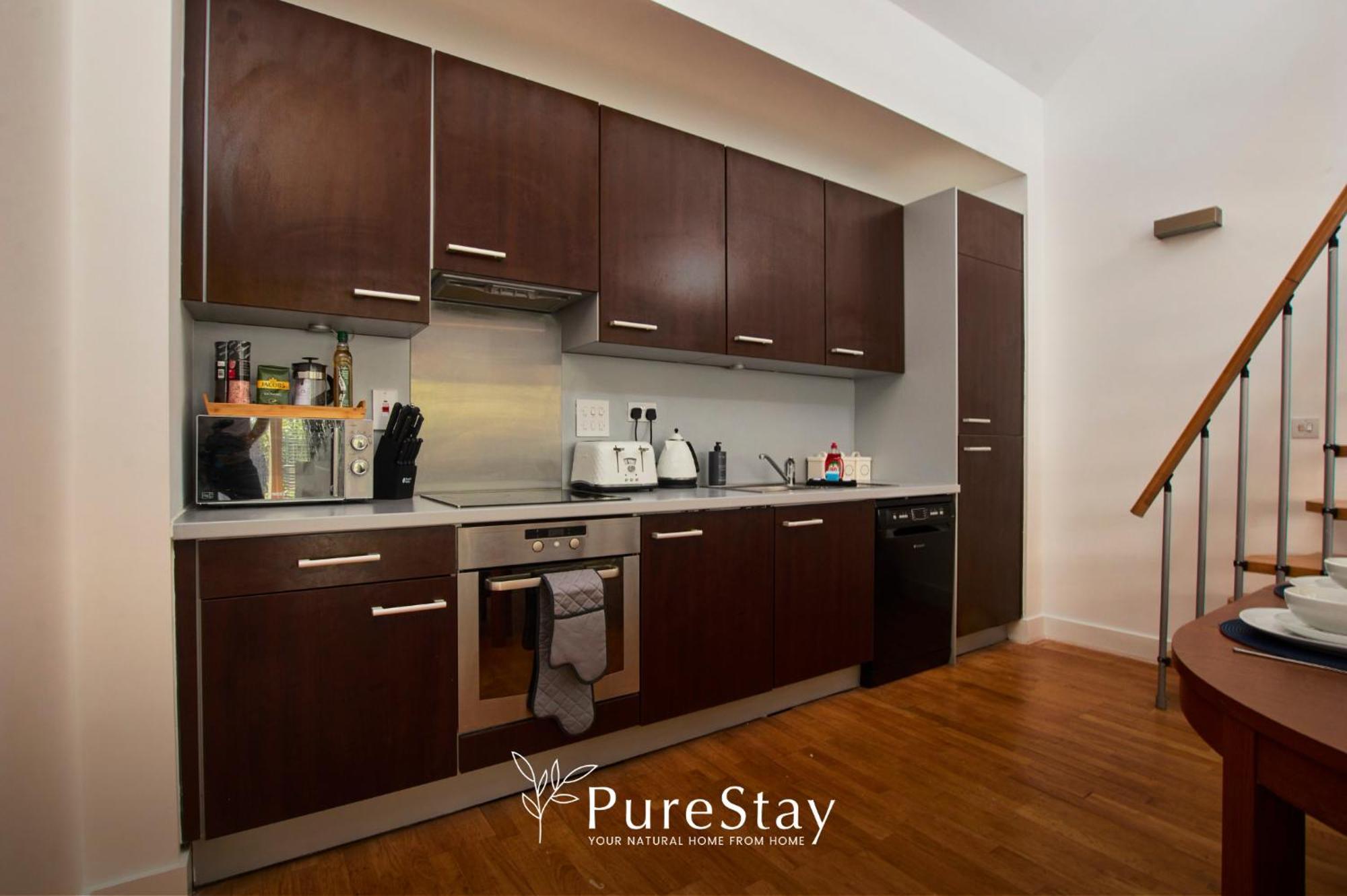 Beautiful Four Bed House By Purestay Short Lets & Serviced With Parking Coventry