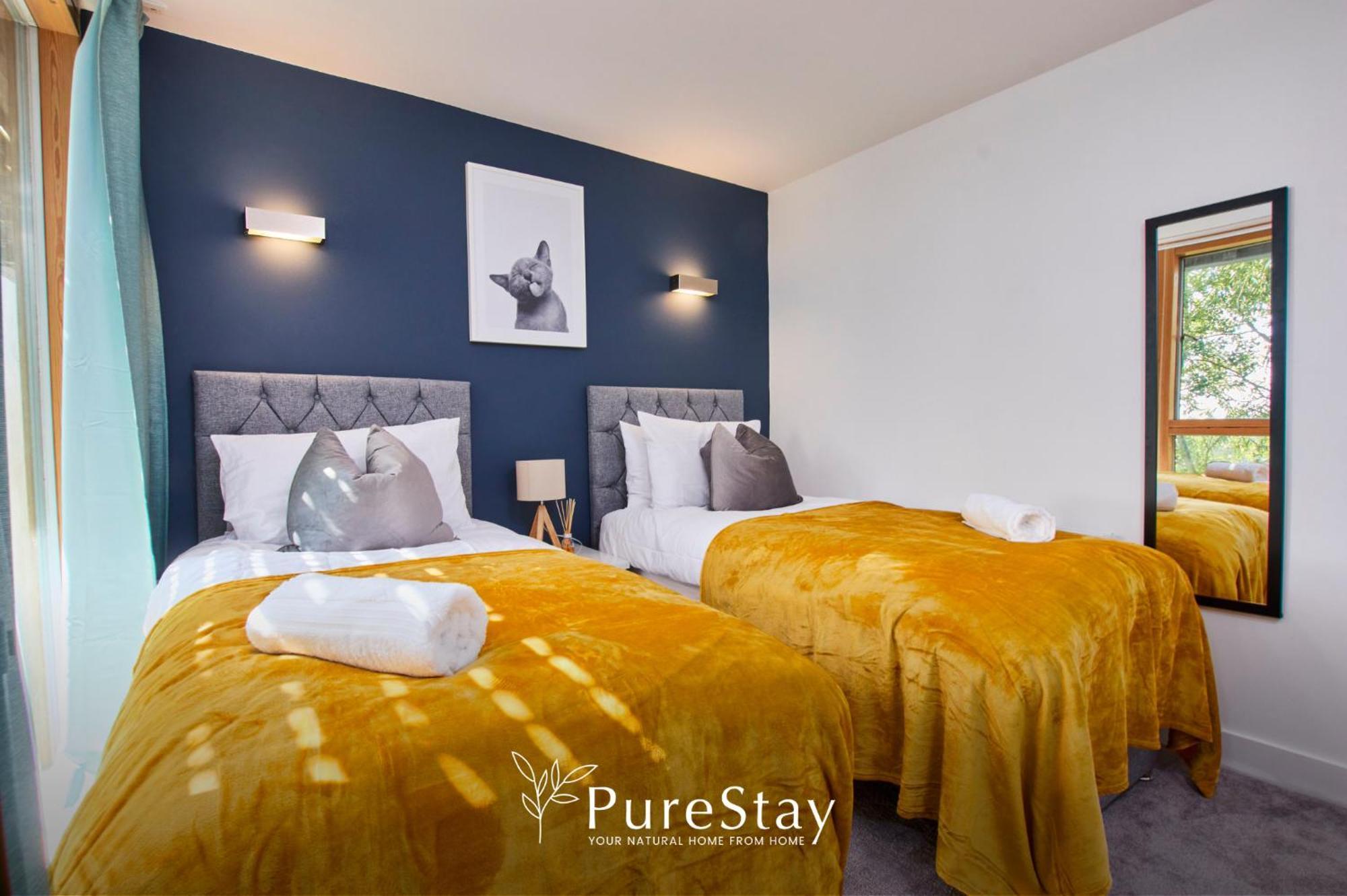 Beautiful Four Bed House By Purestay Short Lets & Serviced With Parking Holiday home