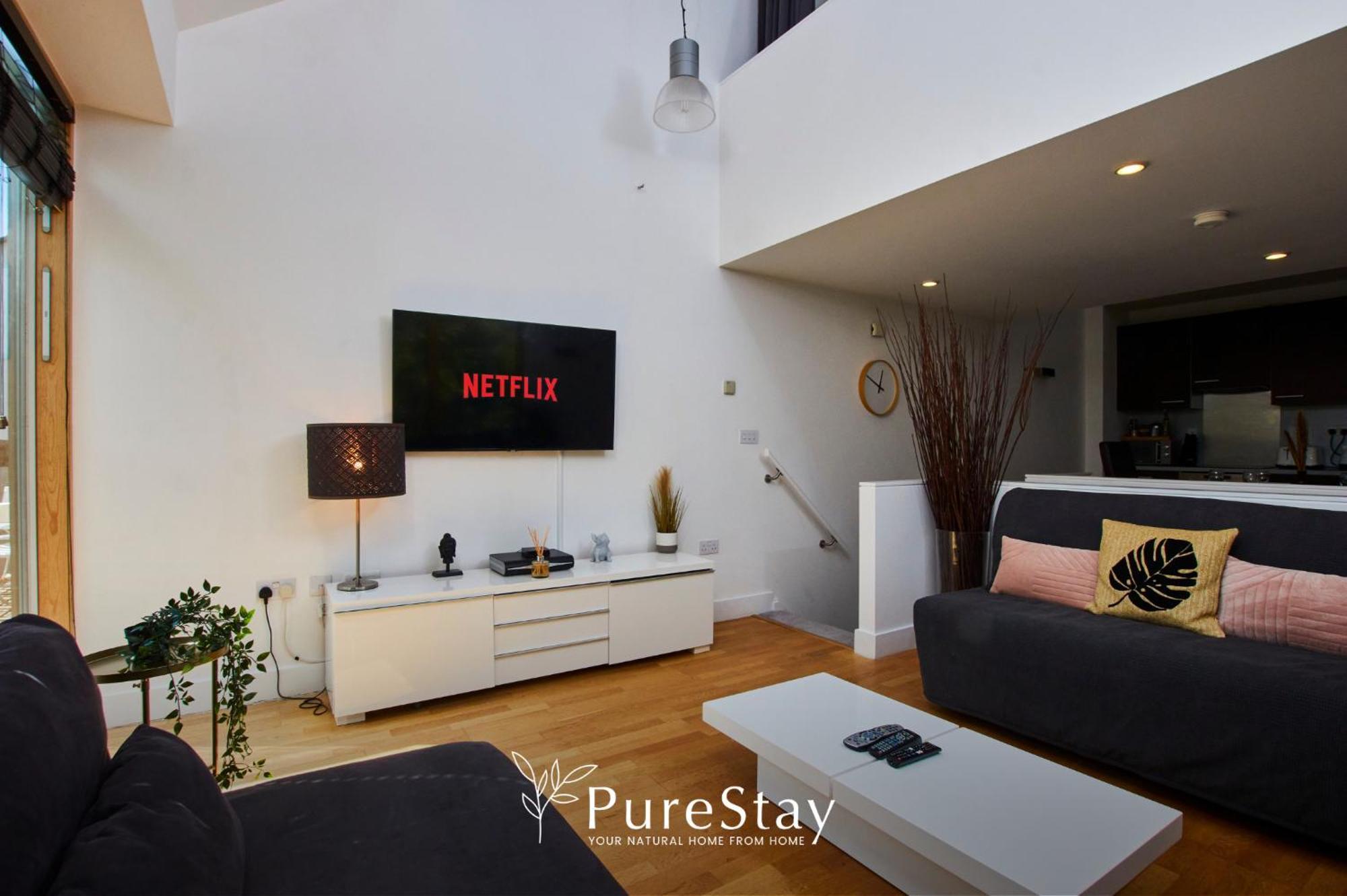 Beautiful Four Bed House By Purestay Short Lets & Serviced With Parking Holiday home *