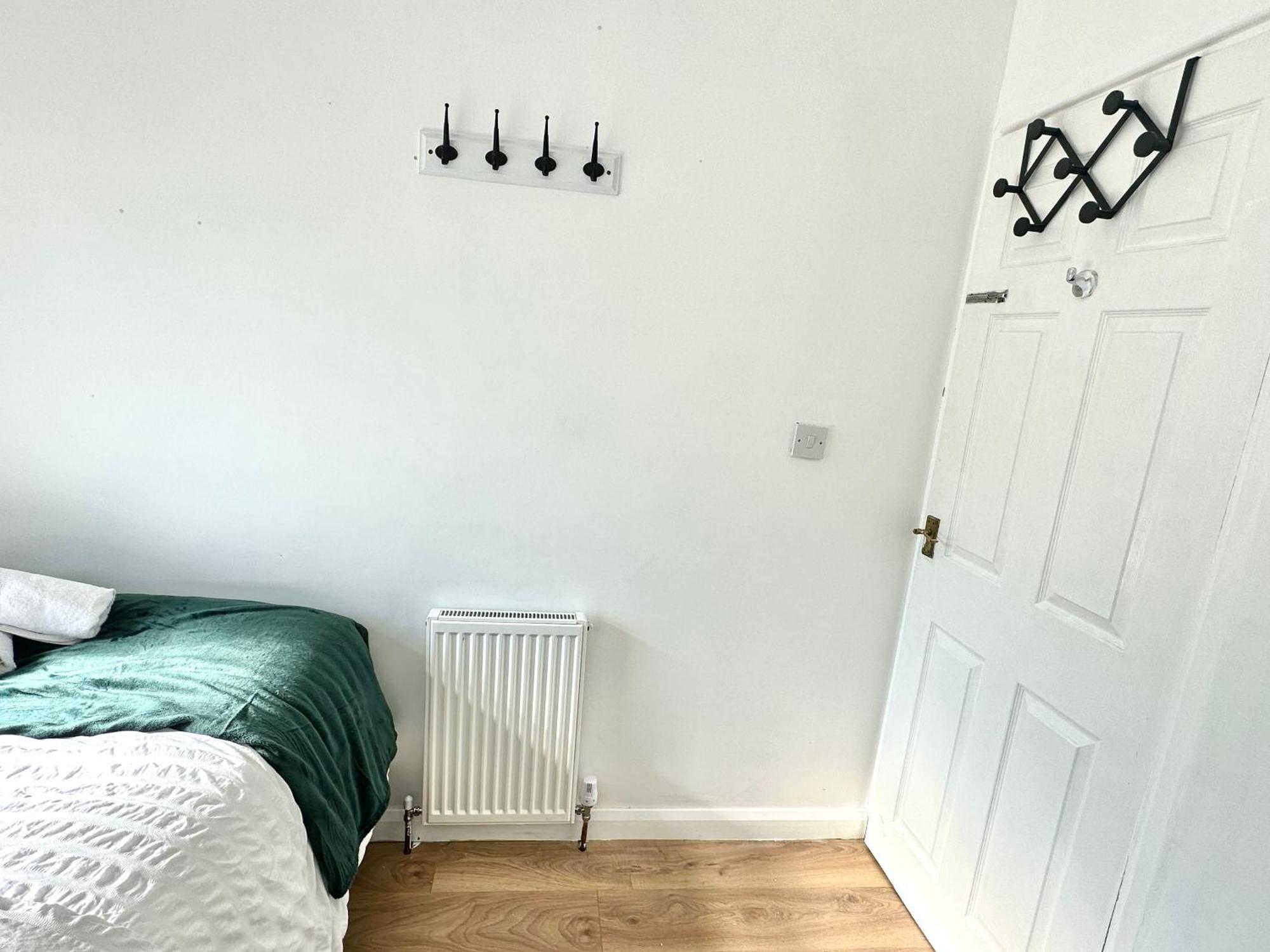 Holiday home 3 Bedroom Entire House Sleeps 8 Twin Beds Near Center Driveway Parking *