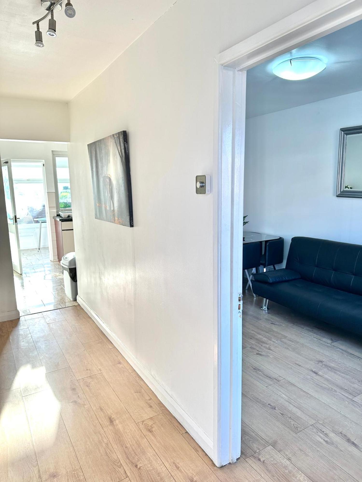 Holiday home 3 Bedroom Entire House Sleeps 8 Twin Beds Near Center Driveway Parking Coventry