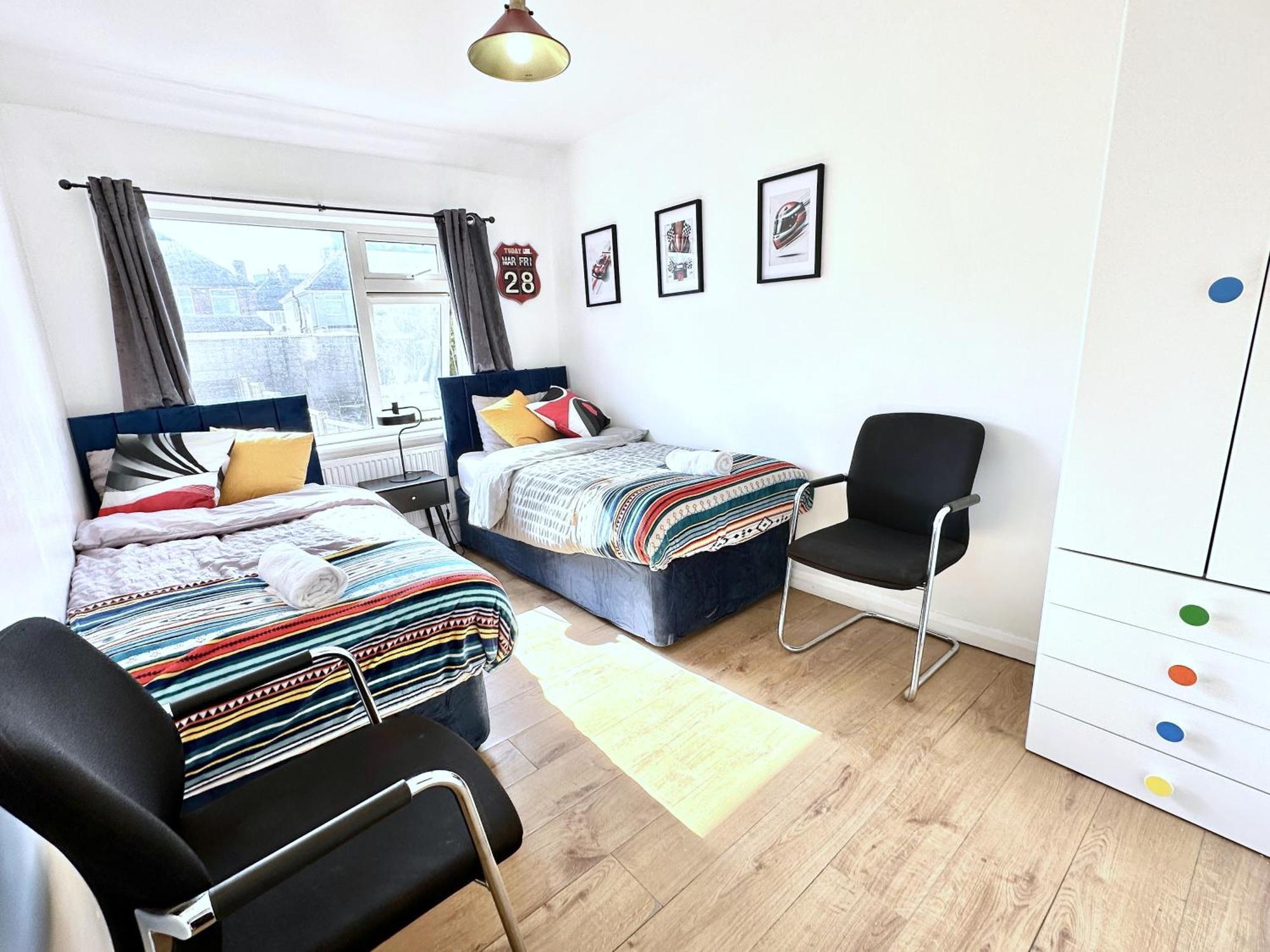 Holiday home 3 Bedroom Entire House Sleeps 8 Twin Beds Near Center Driveway Parking Coventry