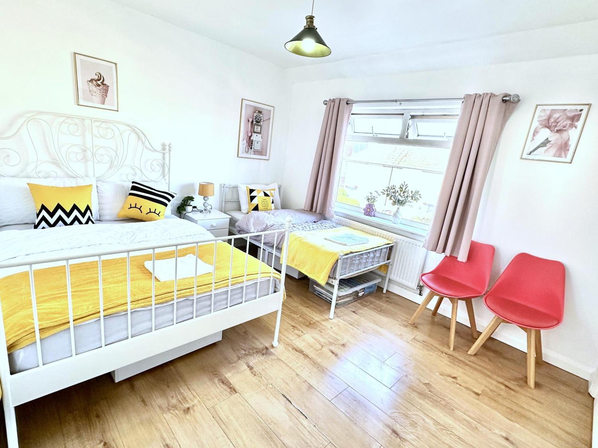 Holiday home 3 Bedroom Entire House Sleeps 8 Twin Beds Near Center Driveway Parking