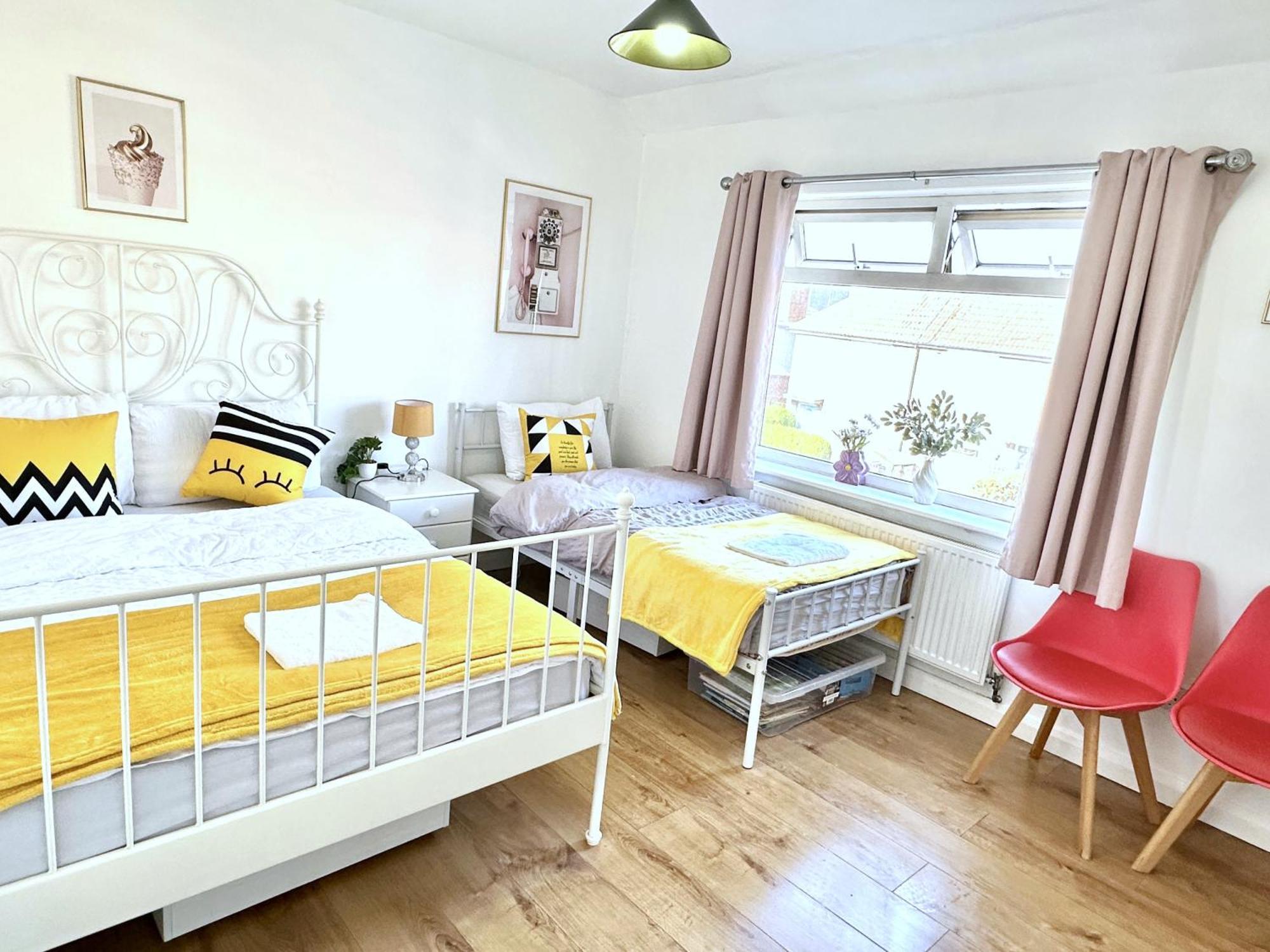 Holiday home 3 Bedroom Entire House Sleeps 8 Twin Beds Near Center Driveway Parking