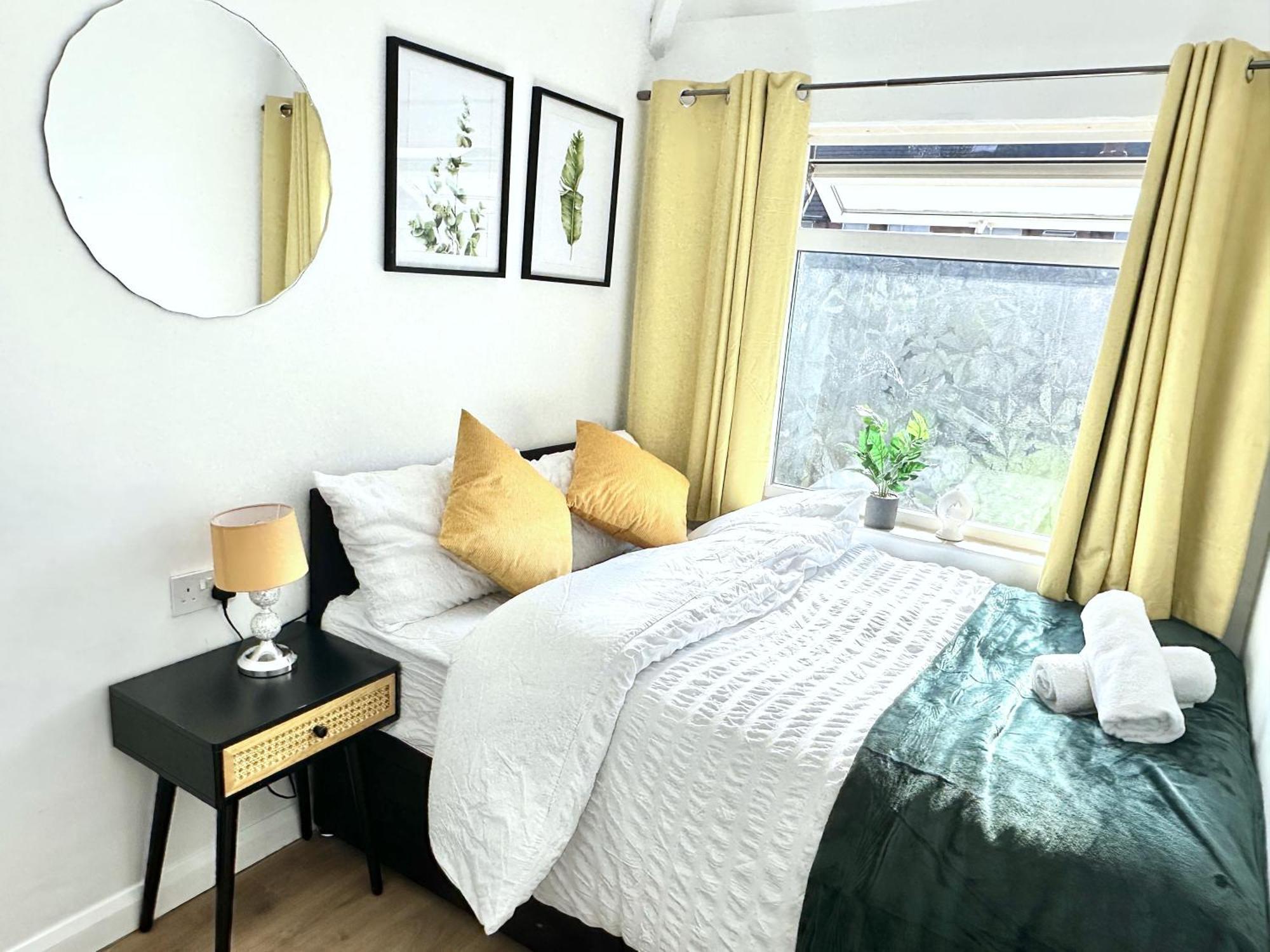 3 Bedroom Entire House Sleeps 8 Twin Beds Near Center Driveway Parking Holiday home *