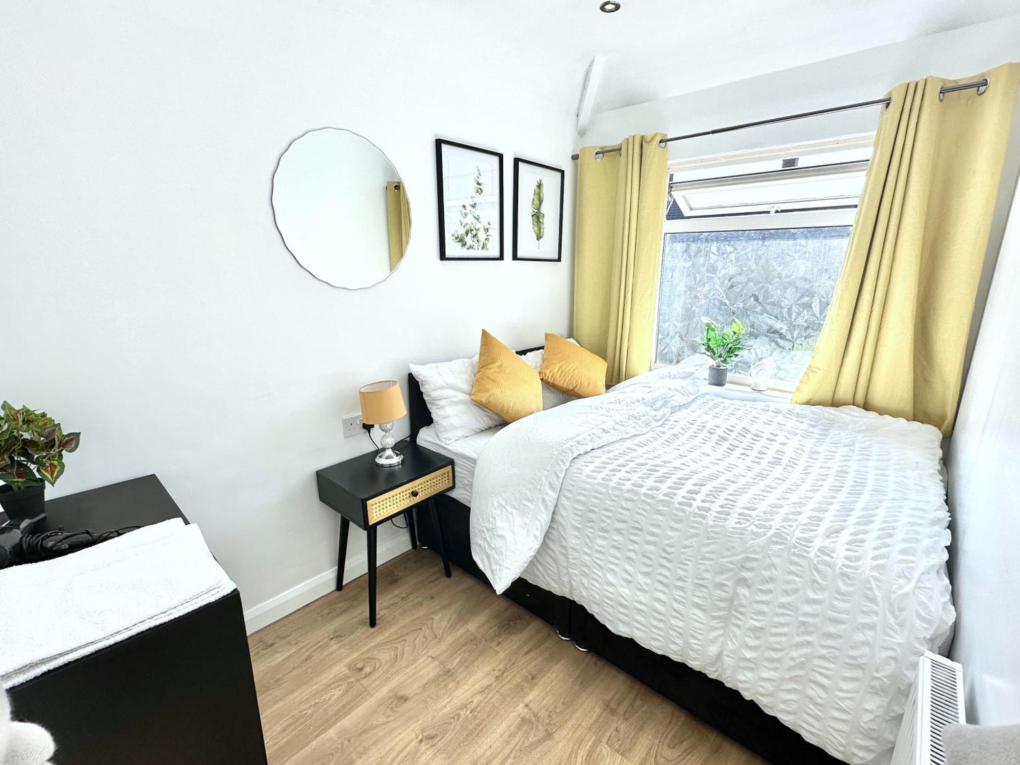 3 Bedroom Entire House Sleeps 8 Twin Beds Near Center Driveway Parking Holiday home Coventry
