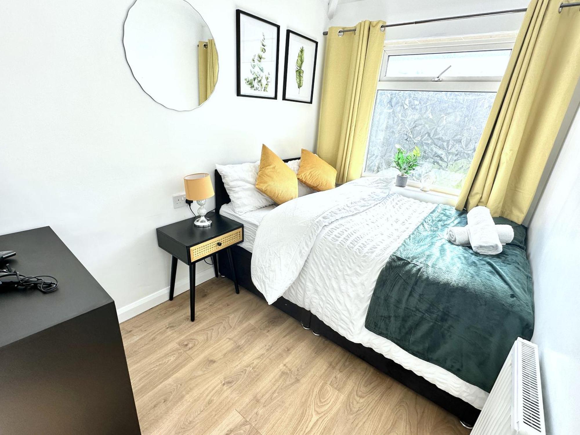 Holiday home 3 Bedroom Entire House Sleeps 8 Twin Beds Near Center Driveway Parking Coventry