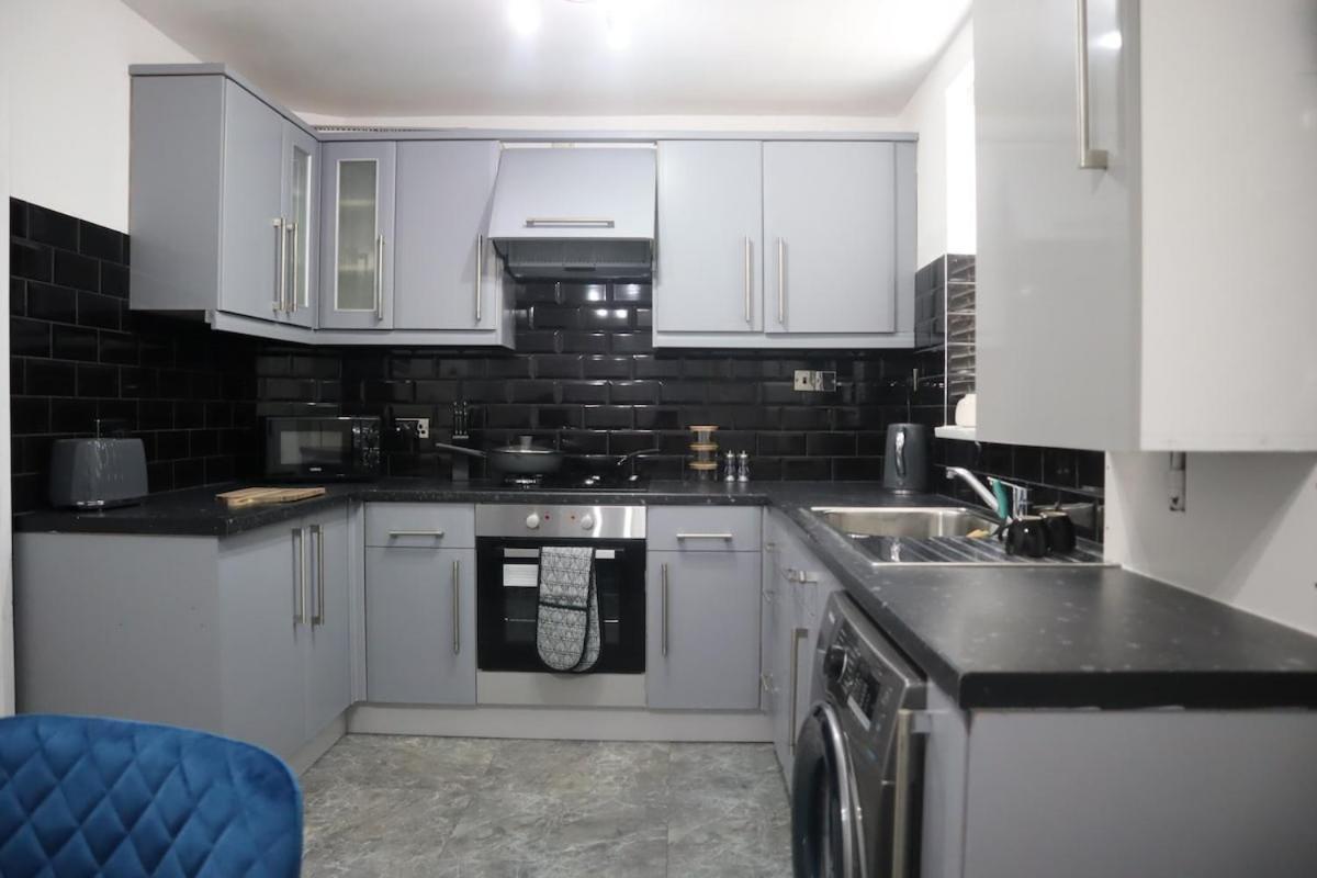 Home-3 Bed Rooms- Parking-netflix