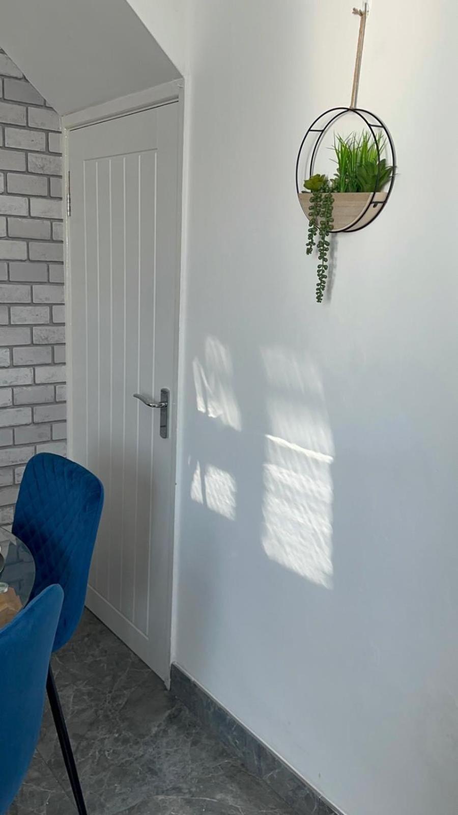 Home-3 Bed Rooms- Parking-netflix