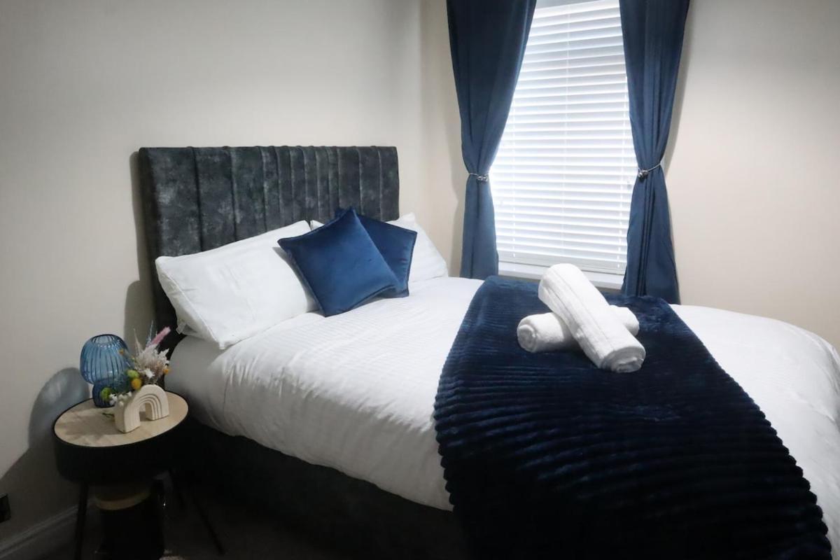 Home-3 Bed Rooms- Parking-netflix