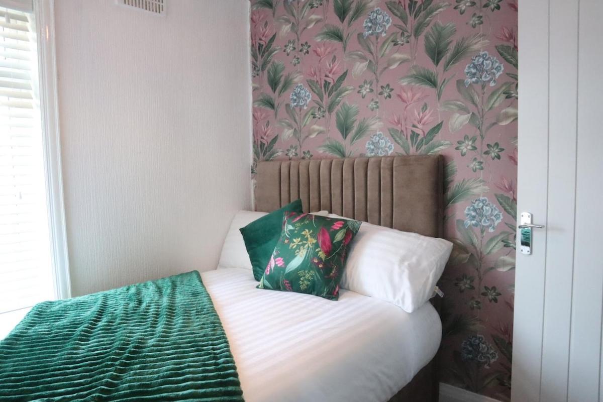 Home-3 Bed Rooms- Parking-netflix Apartment