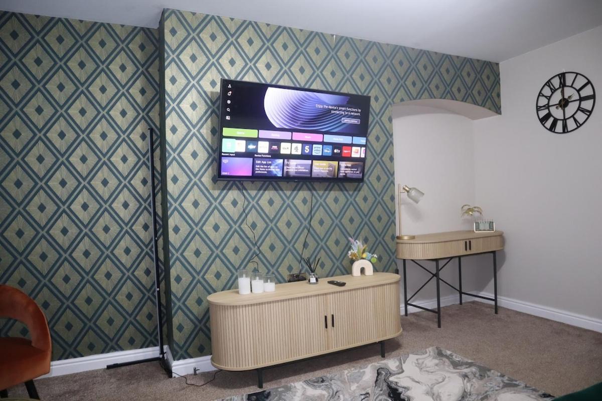 Home-3 Bed Rooms- Parking-netflix Apartment