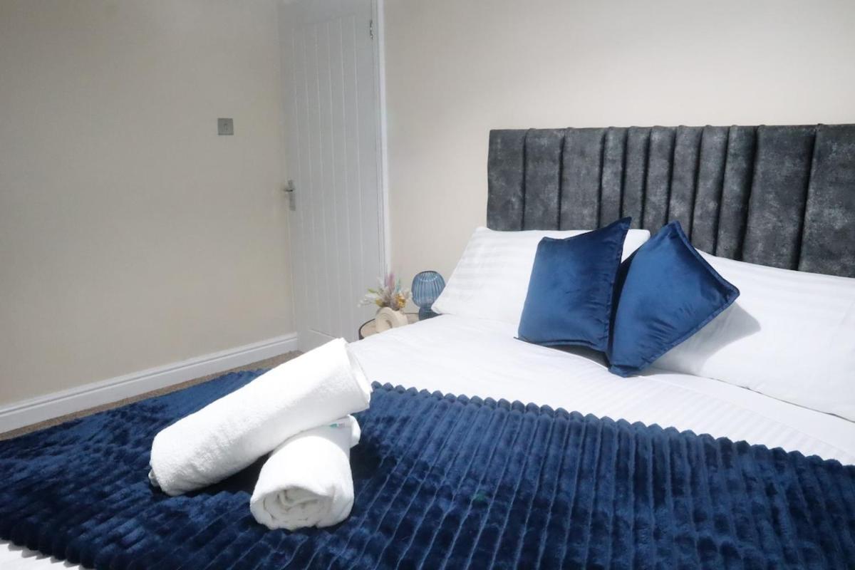 Home-3 Bed Rooms- Parking-netflix Coventry