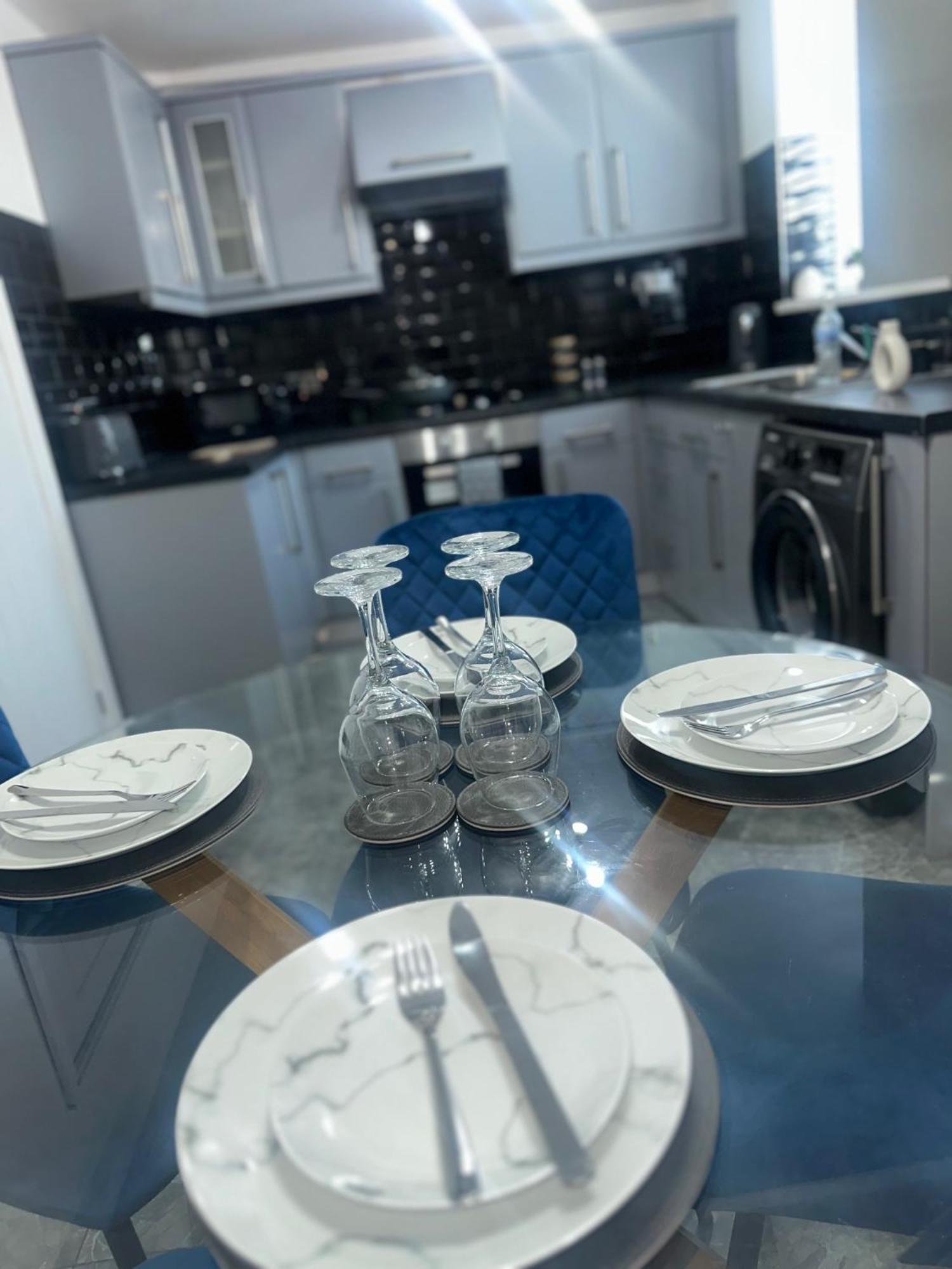 Apartment Home-3 Bed Rooms- Parking-netflix Coventry