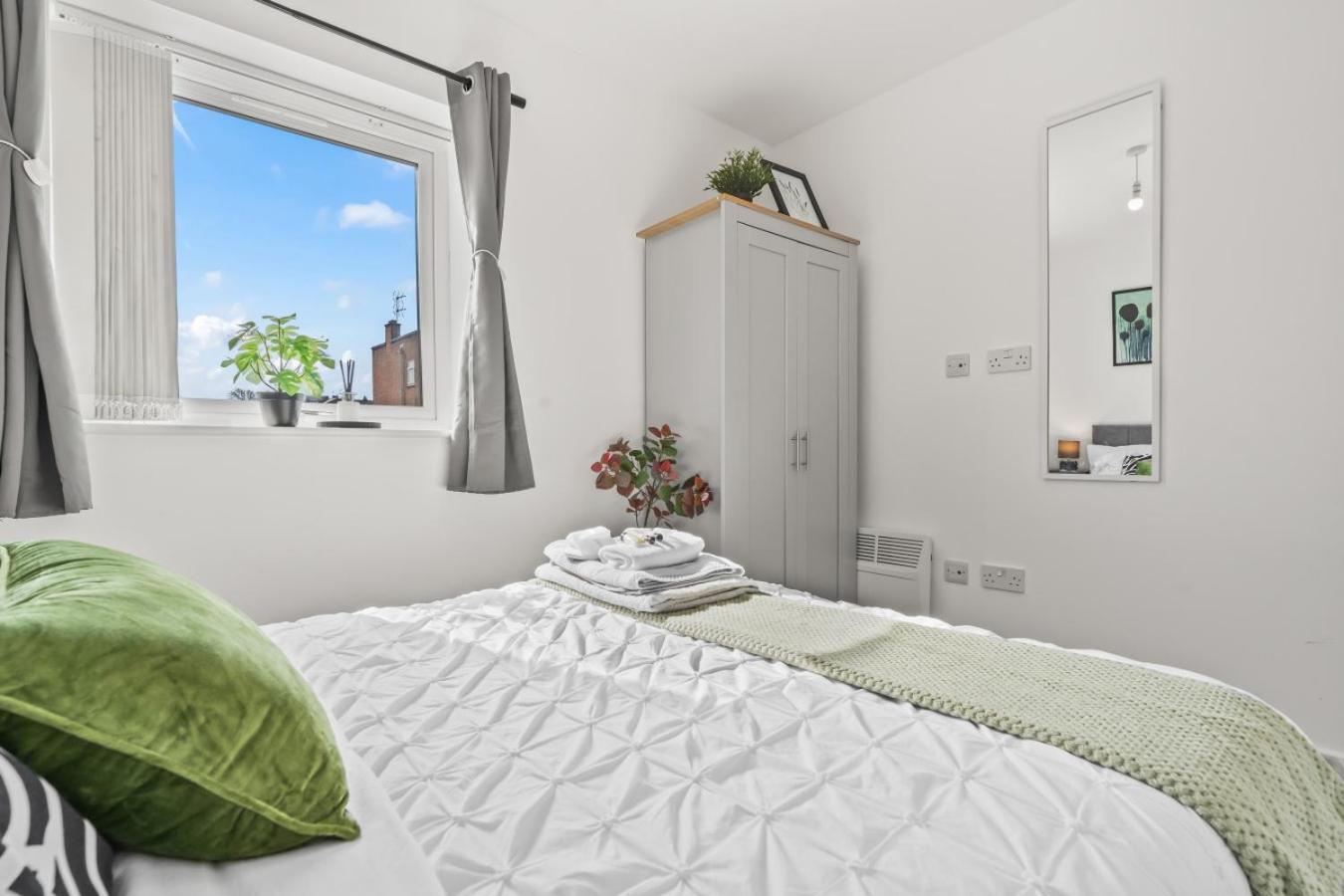 Charming 2br In Free Street Parking Coventry