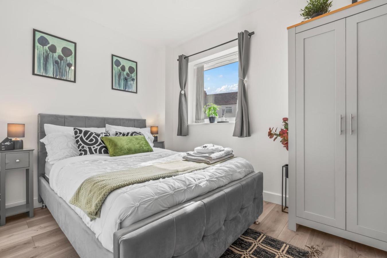 Charming 2br In Free Street Parking Apartment Coventry