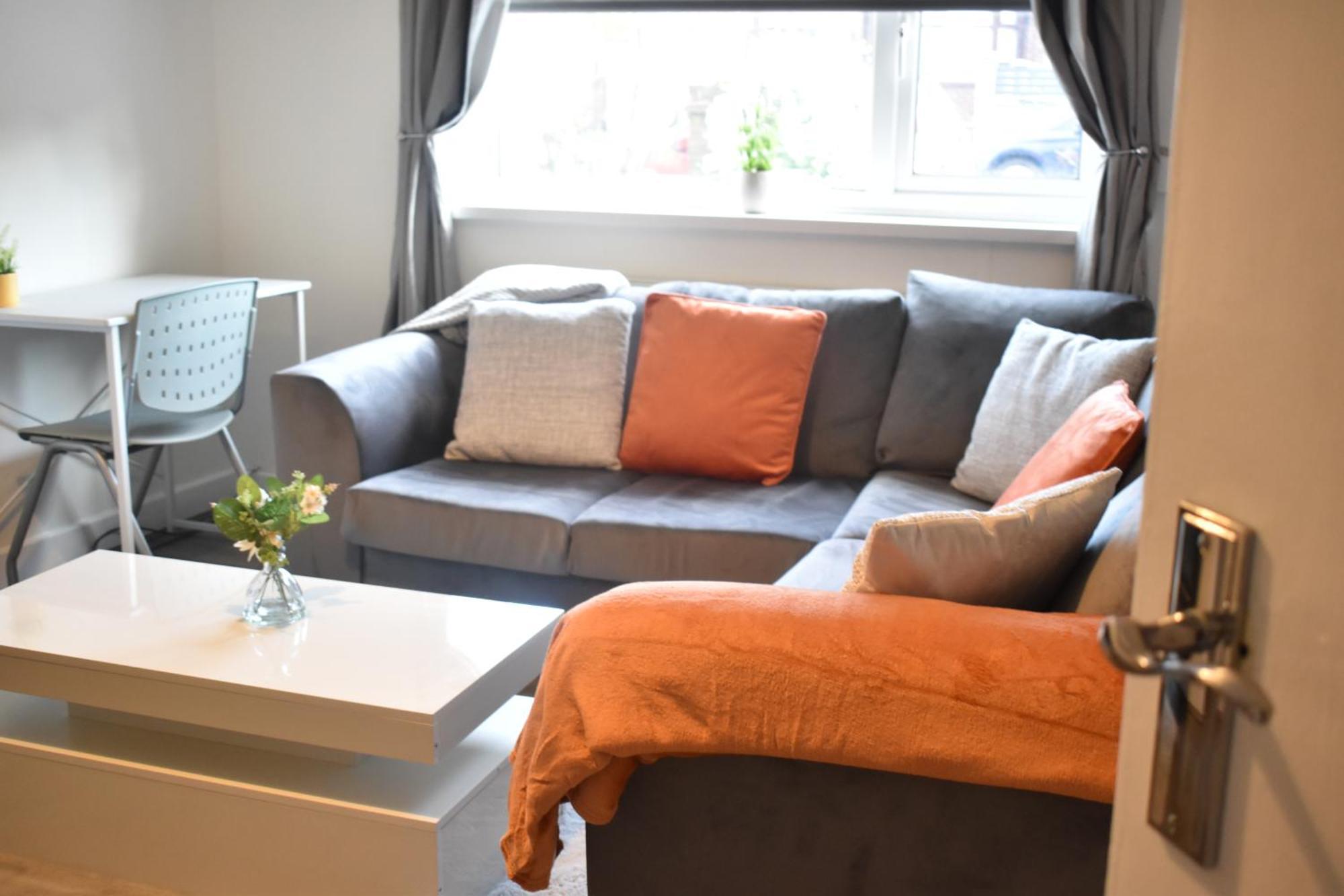 Spacious 2 Bed Flat Apartamento Coventry