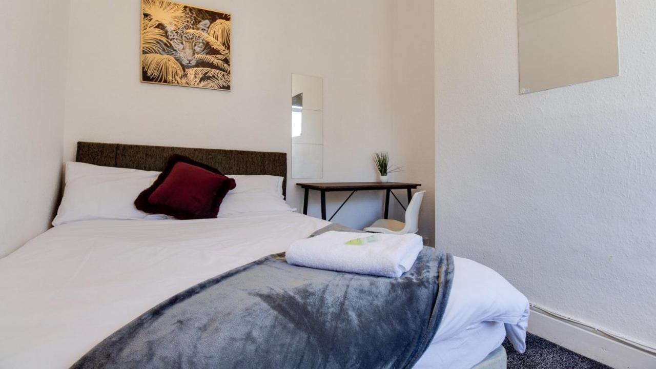 Stayzo House Accommodation- Free Parking Apartamento Coventry