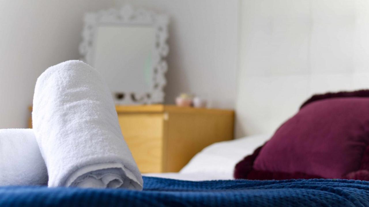Stayzo House Accommodation- Free Parking Apartamento