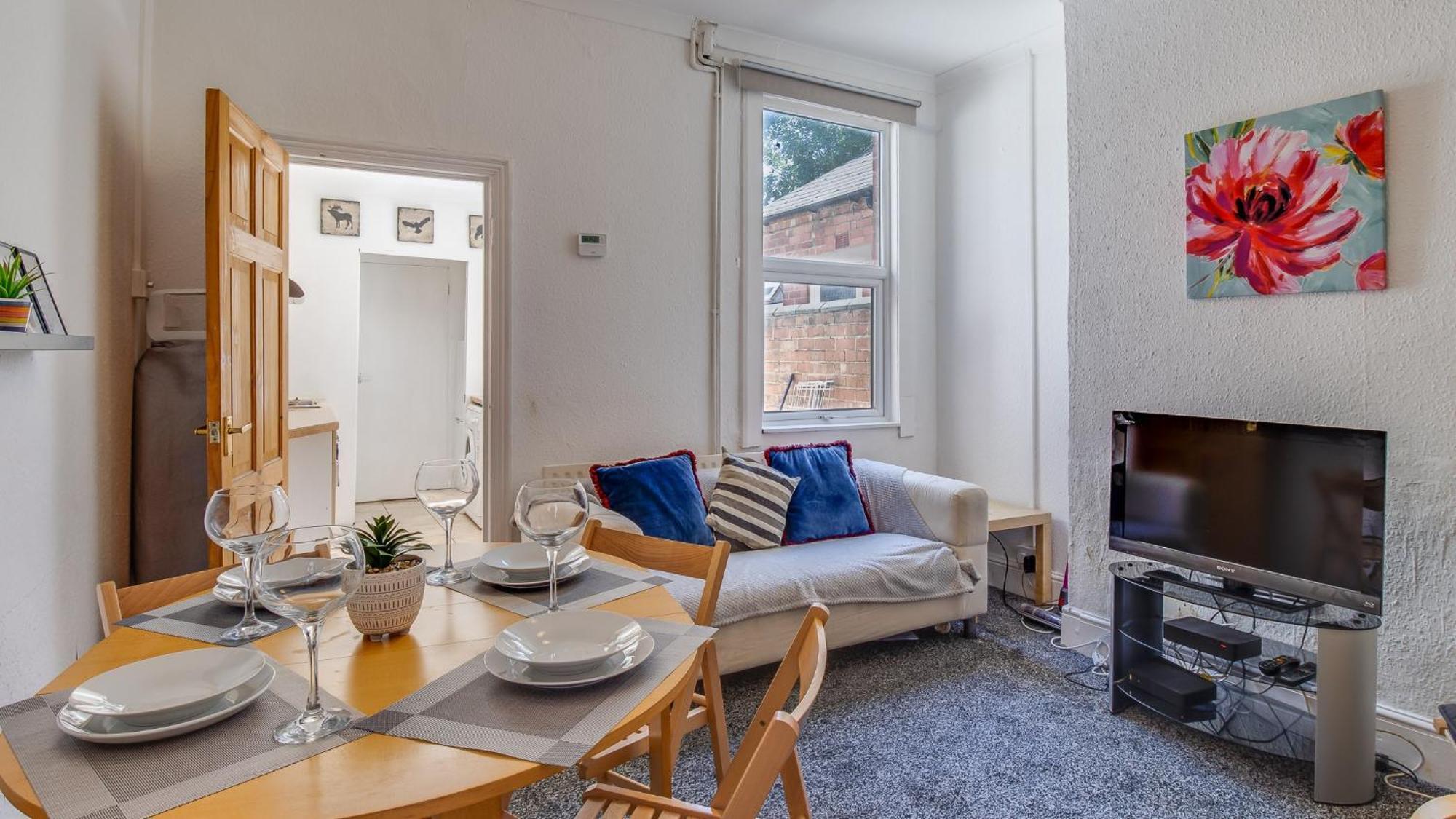 Stayzo House Accommodation- Free Parking Coventry
