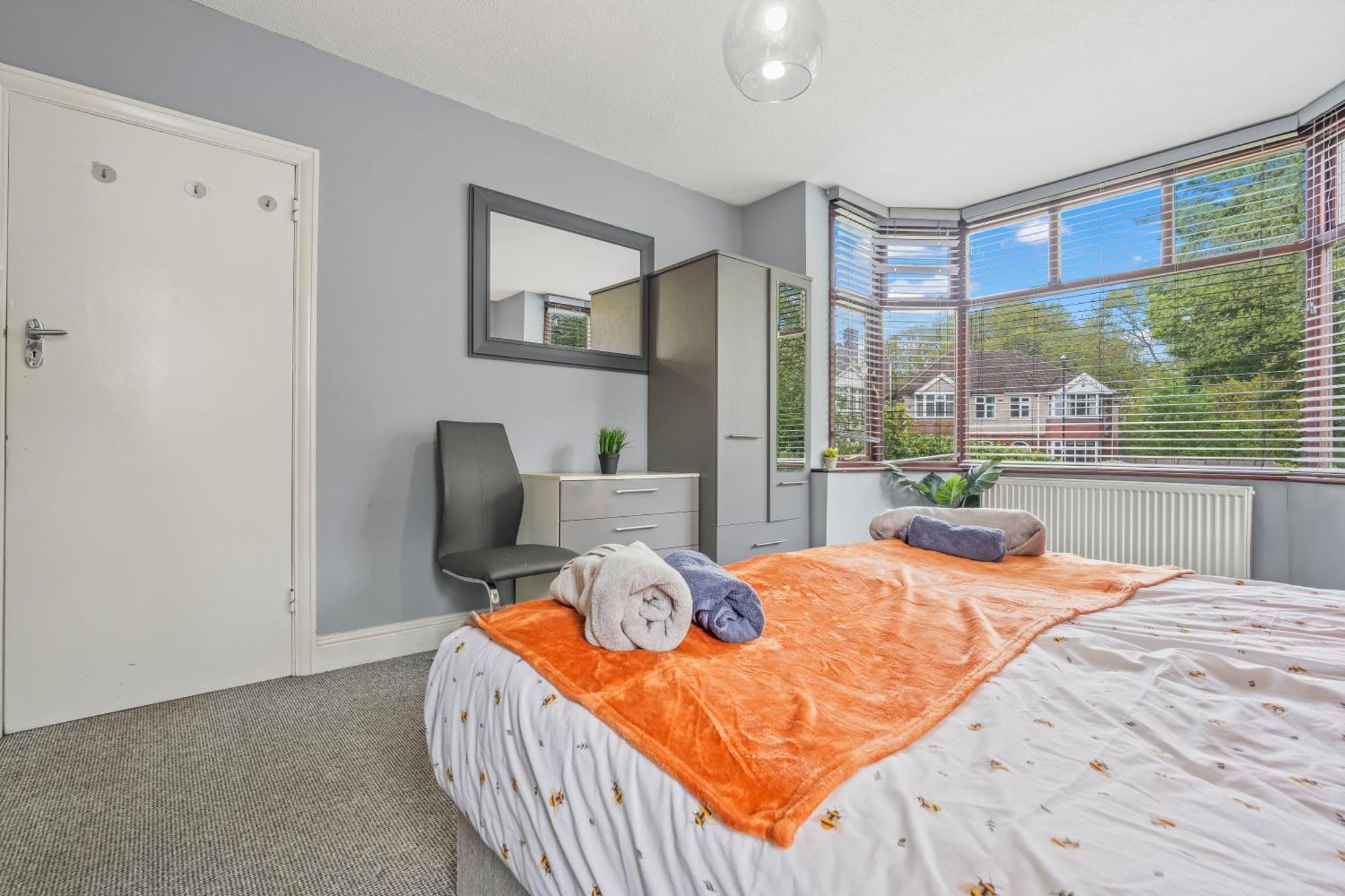 Spacious 4-bedroom In Peaceful Spot * Coventry
