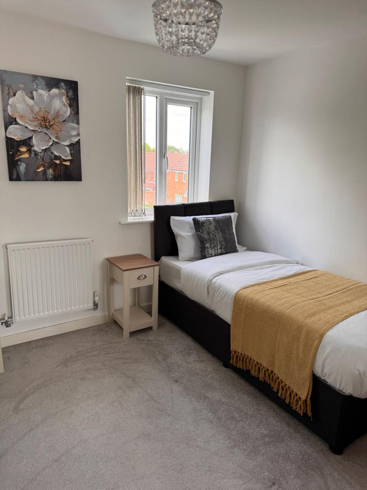 Holiday home Spacious Luxurious Serviced 8