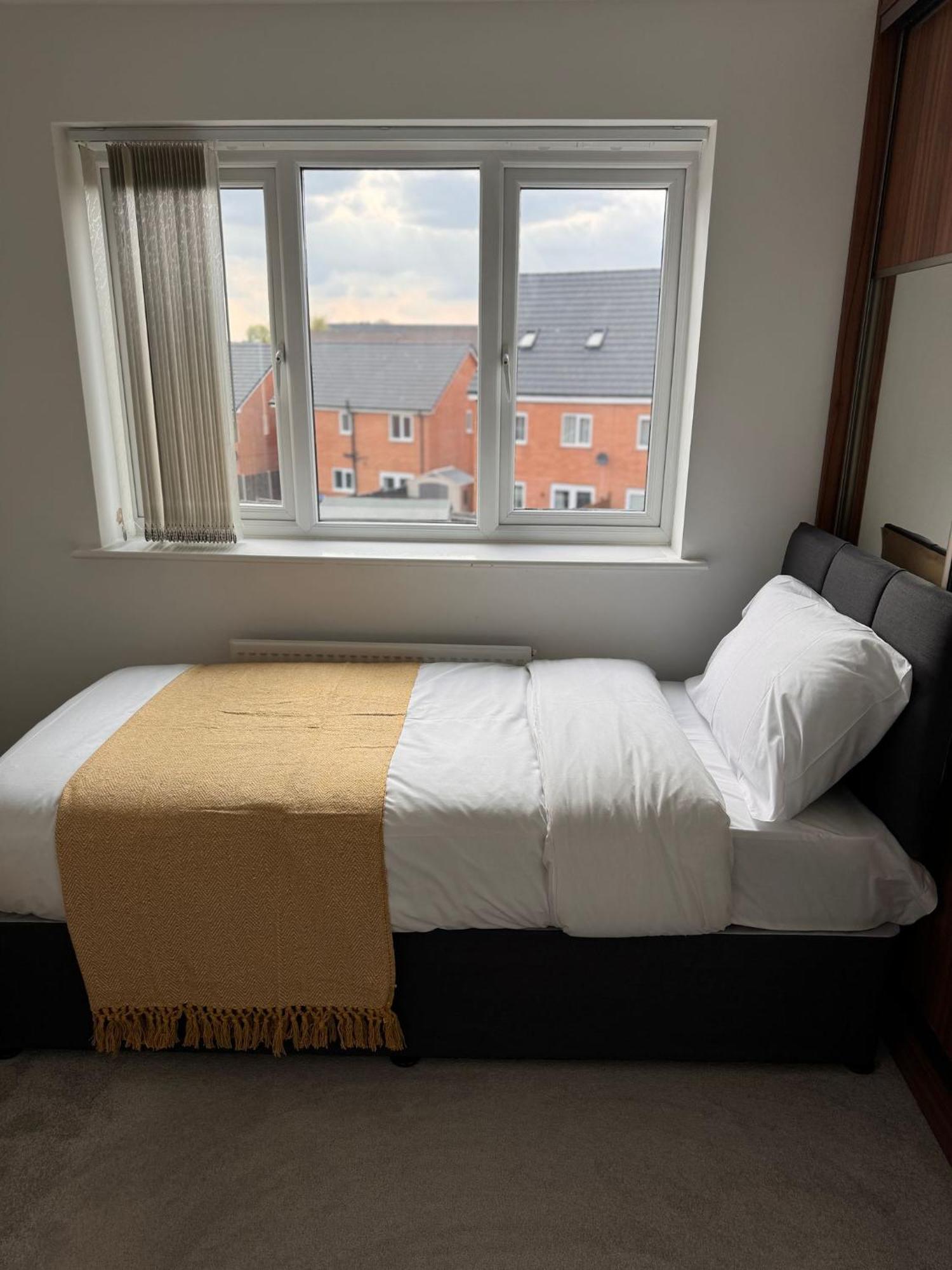 Spacious Luxurious Serviced 8 Holiday home *