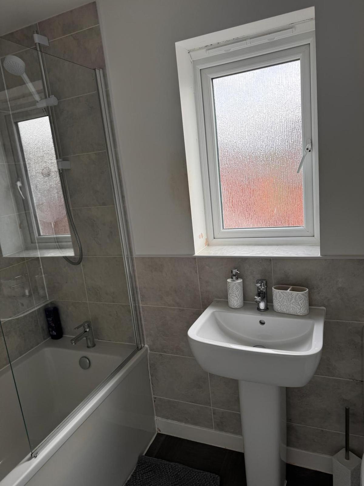 Spacious Luxurious Serviced 8 *