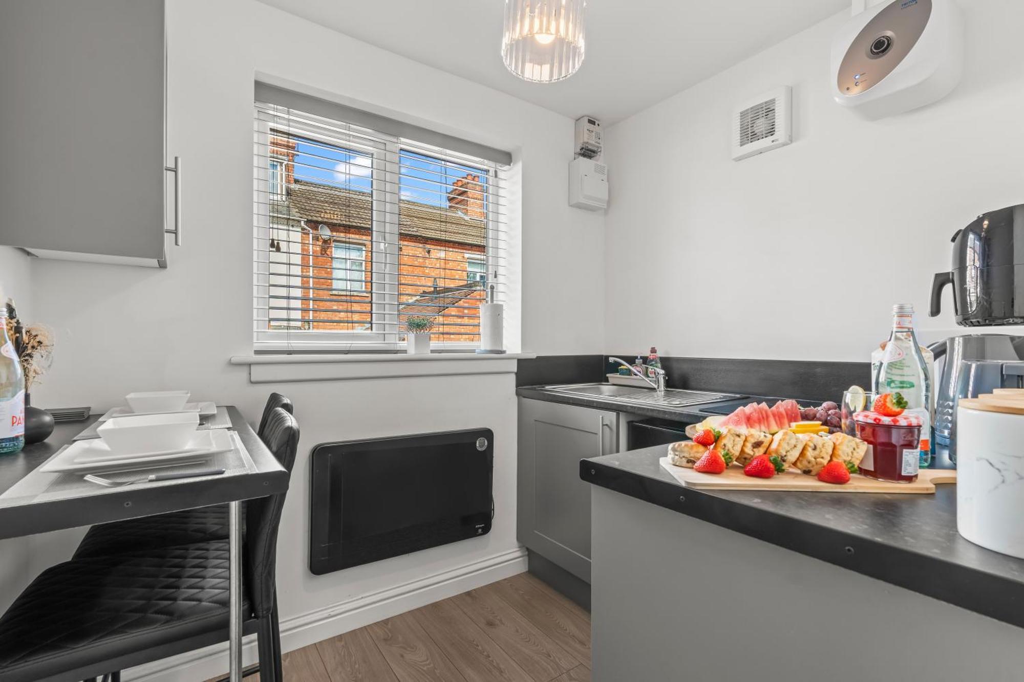 Centre House, Parking With Ev, Free Wifi, Netflix Apartment *