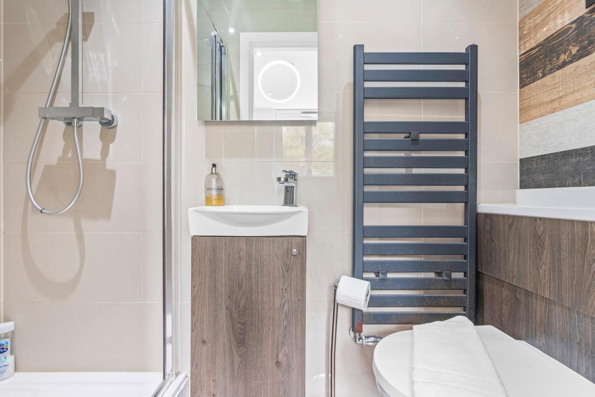 Contemporary Comfort Steps From Ricoh Arena Apartment