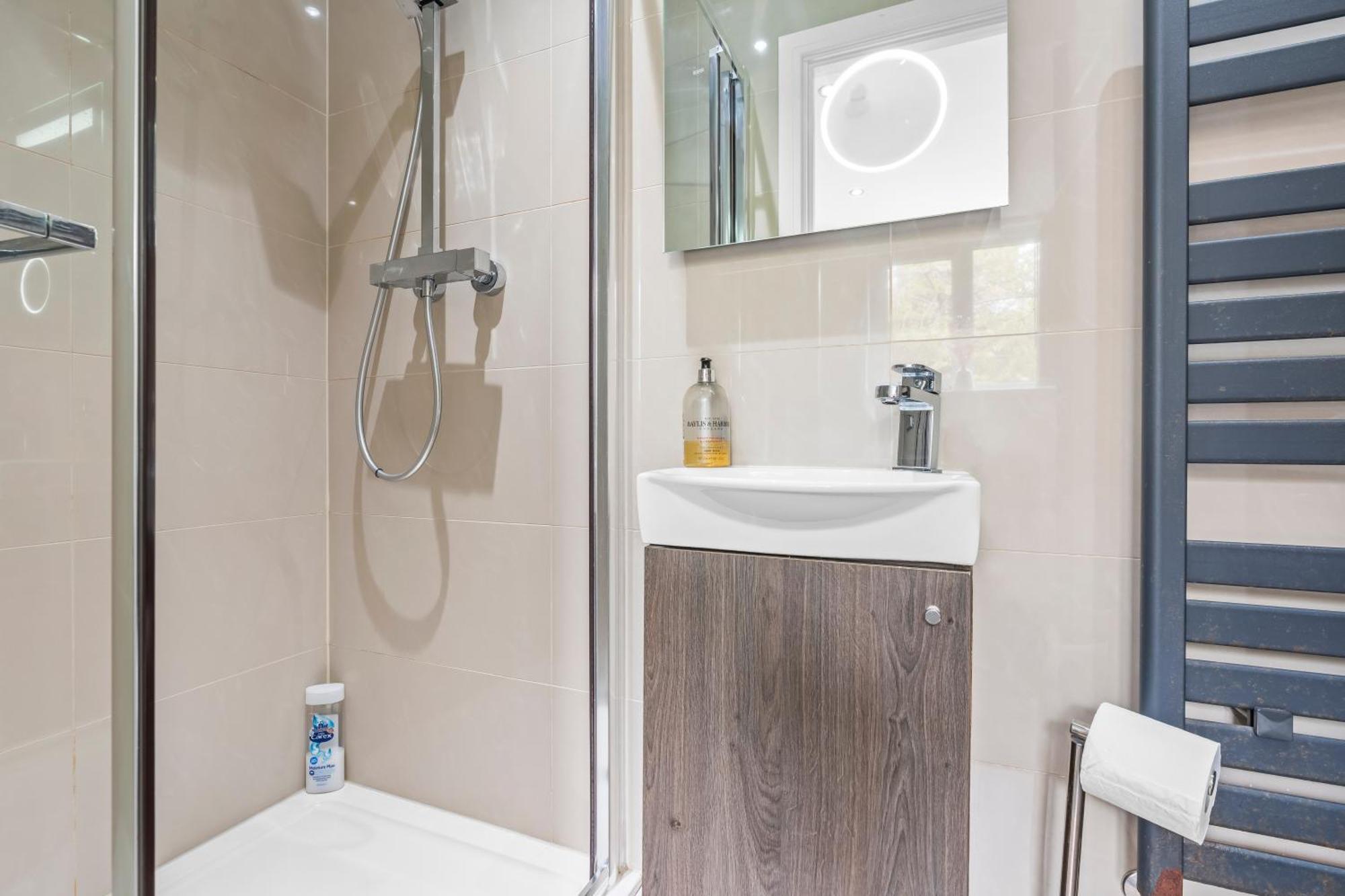 Contemporary Comfort Steps From Ricoh Arena Apartment *