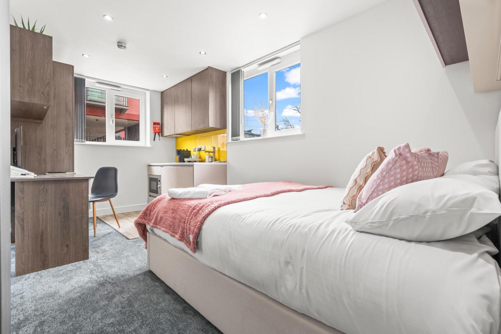 Contemporary Comfort Steps From Ricoh Arena Apartment
