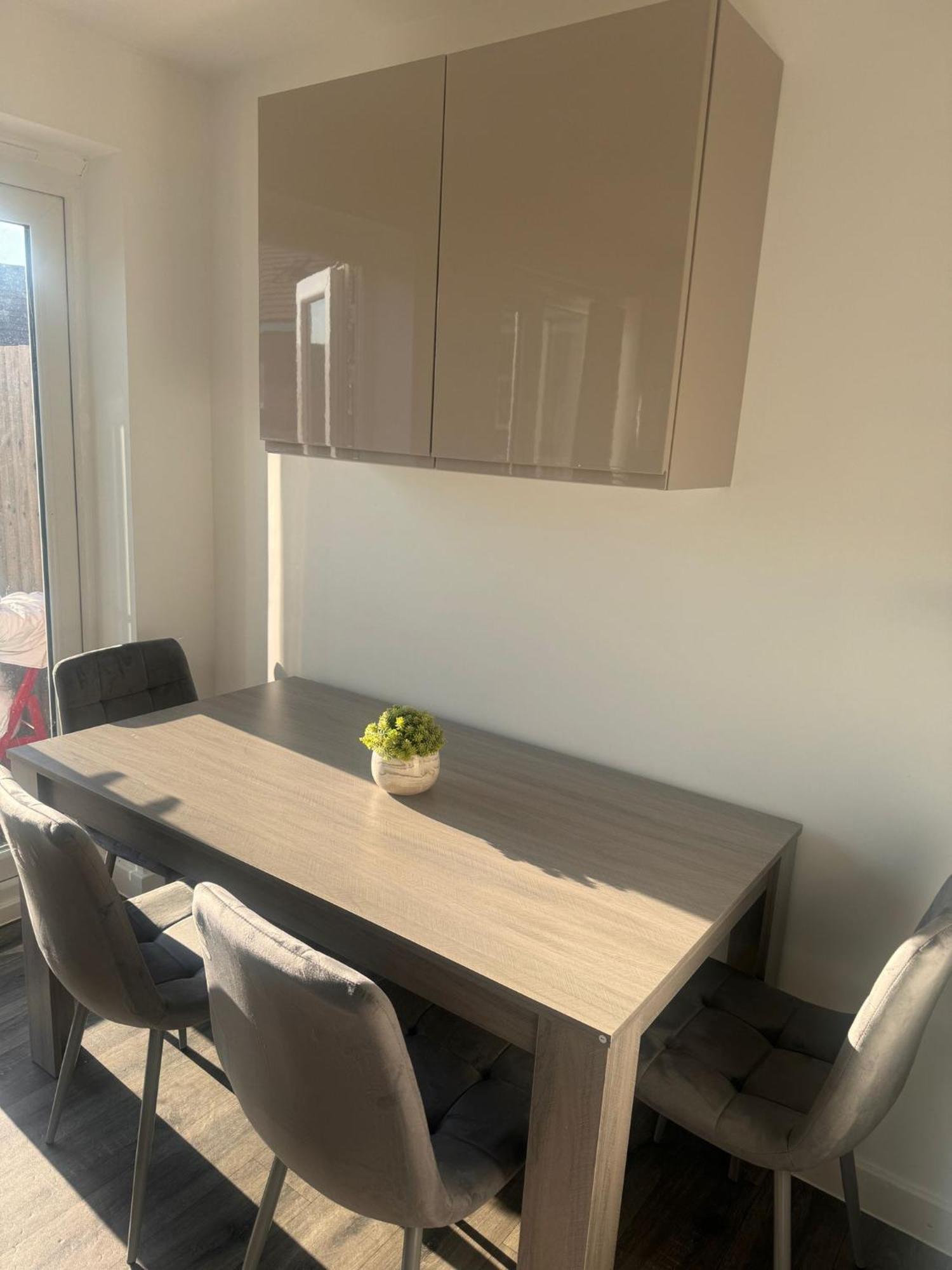 Spacious Luxurious Serviced 8 Holiday home Coventry