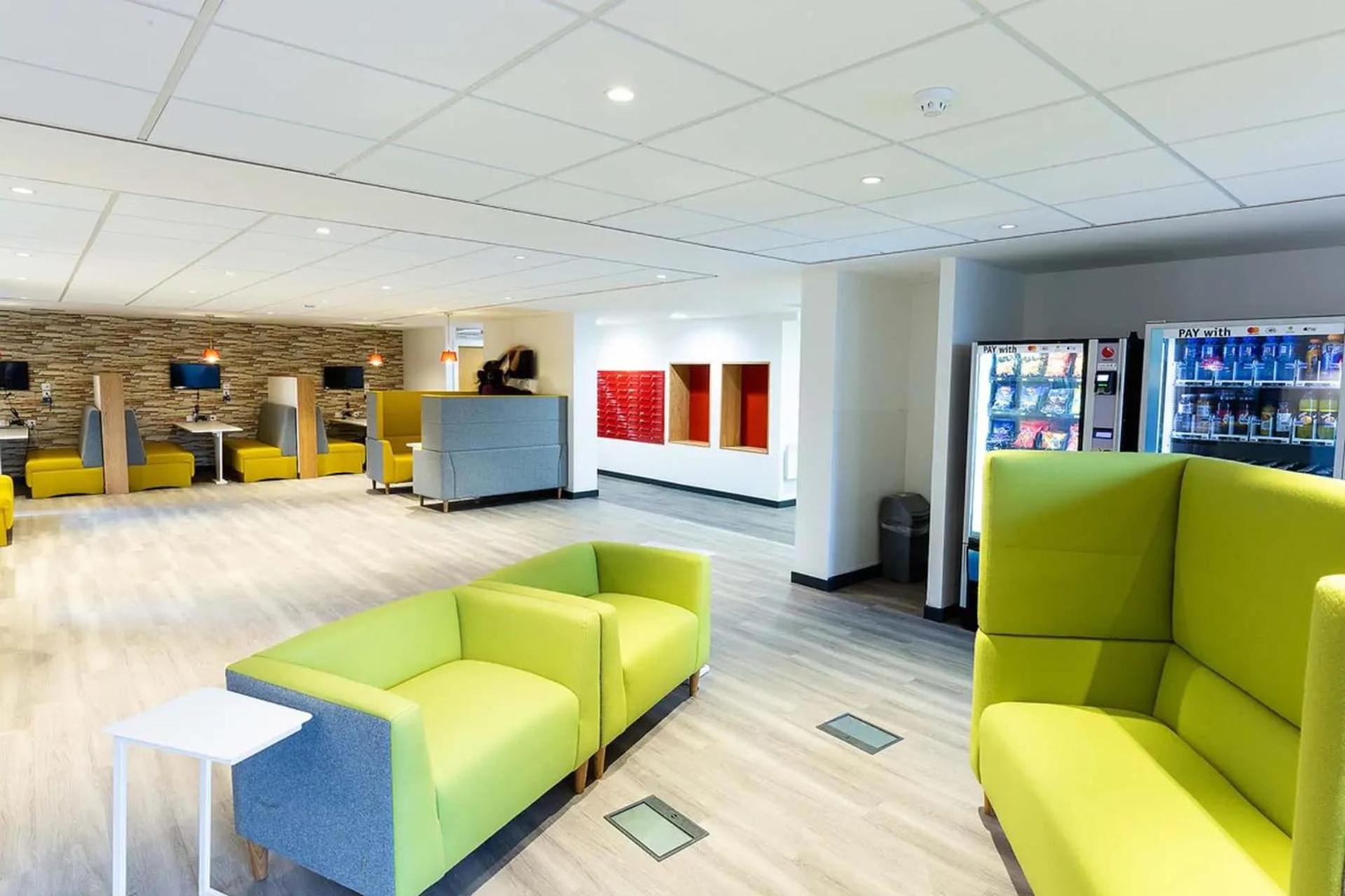Student Only Contemporary At Abbey House In Apartment *