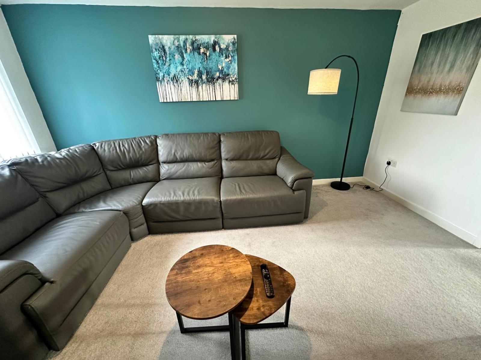 Spacious Luxurious Serviced 8