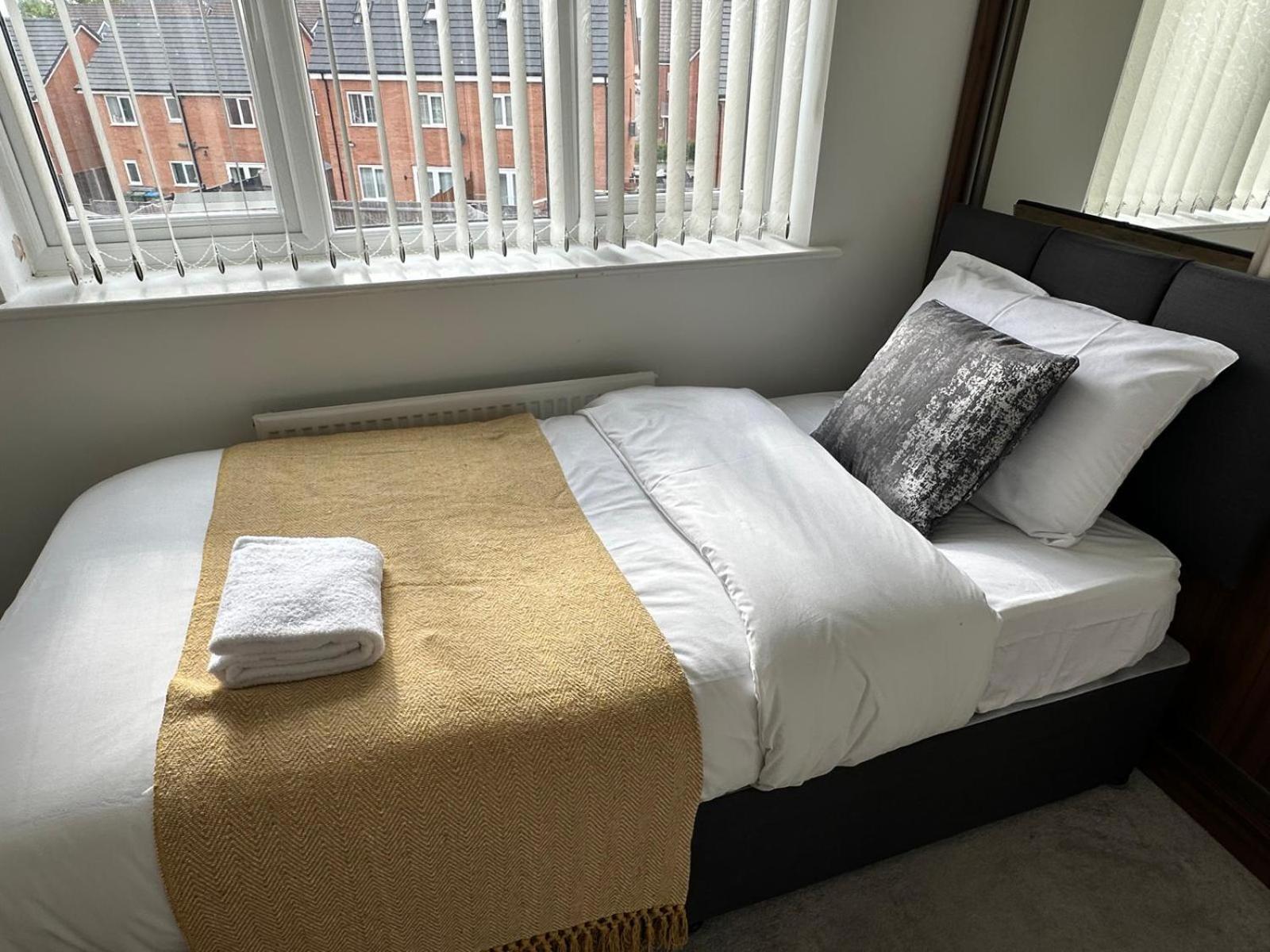 Spacious Luxurious Serviced 8