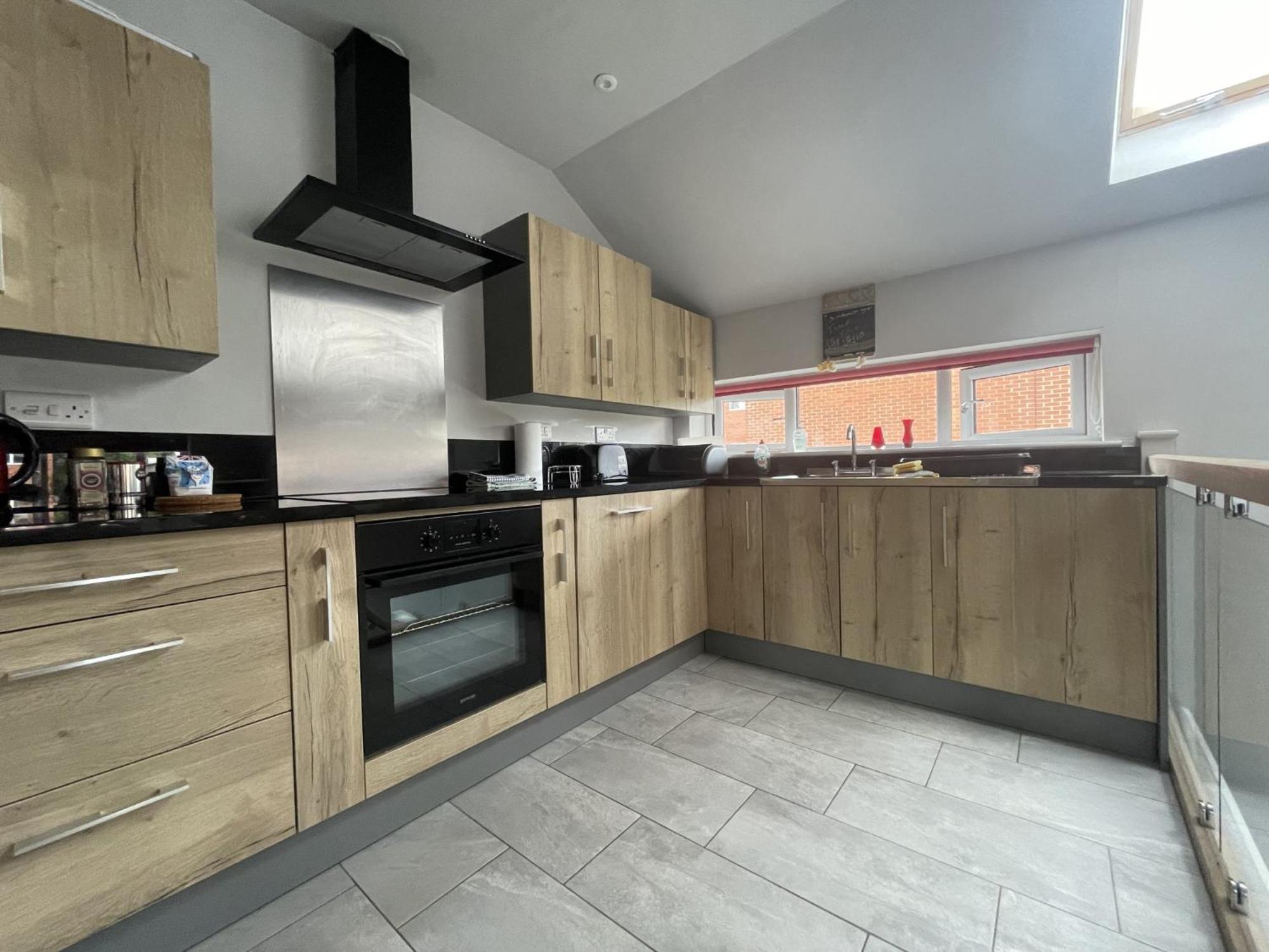 Entire Cottage Close To Coventry City Centre With 4 En Suite Bedrooms And Gated Parking Coventry