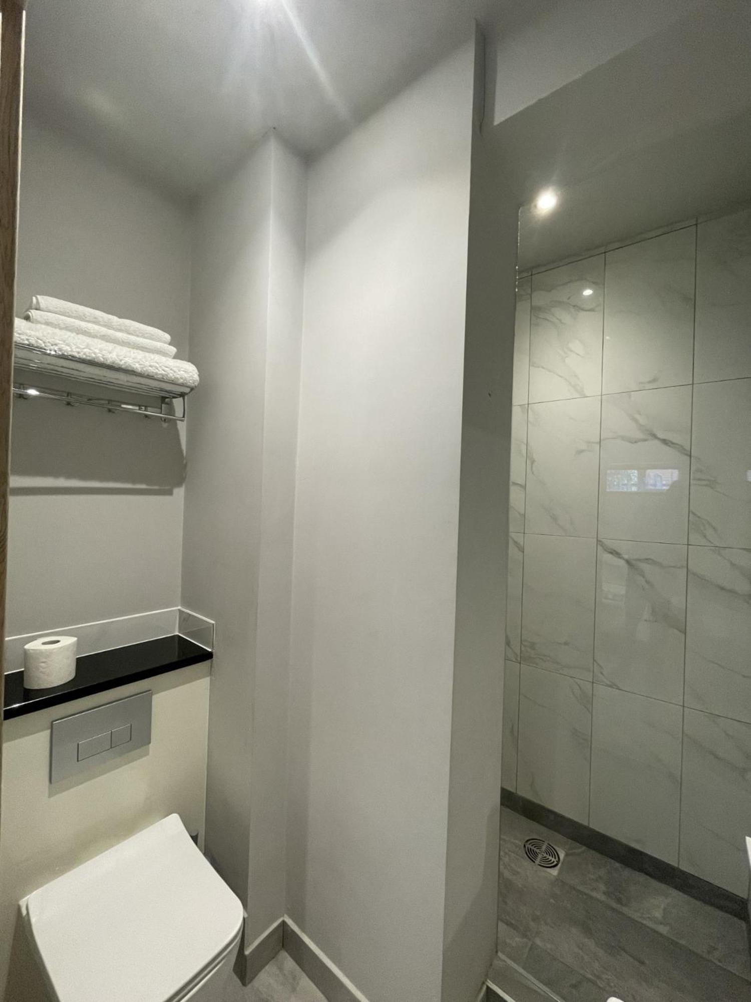 Holiday home Entire Cottage Close To Coventry City Centre With 4 En Suite Bedrooms And Gated Parking