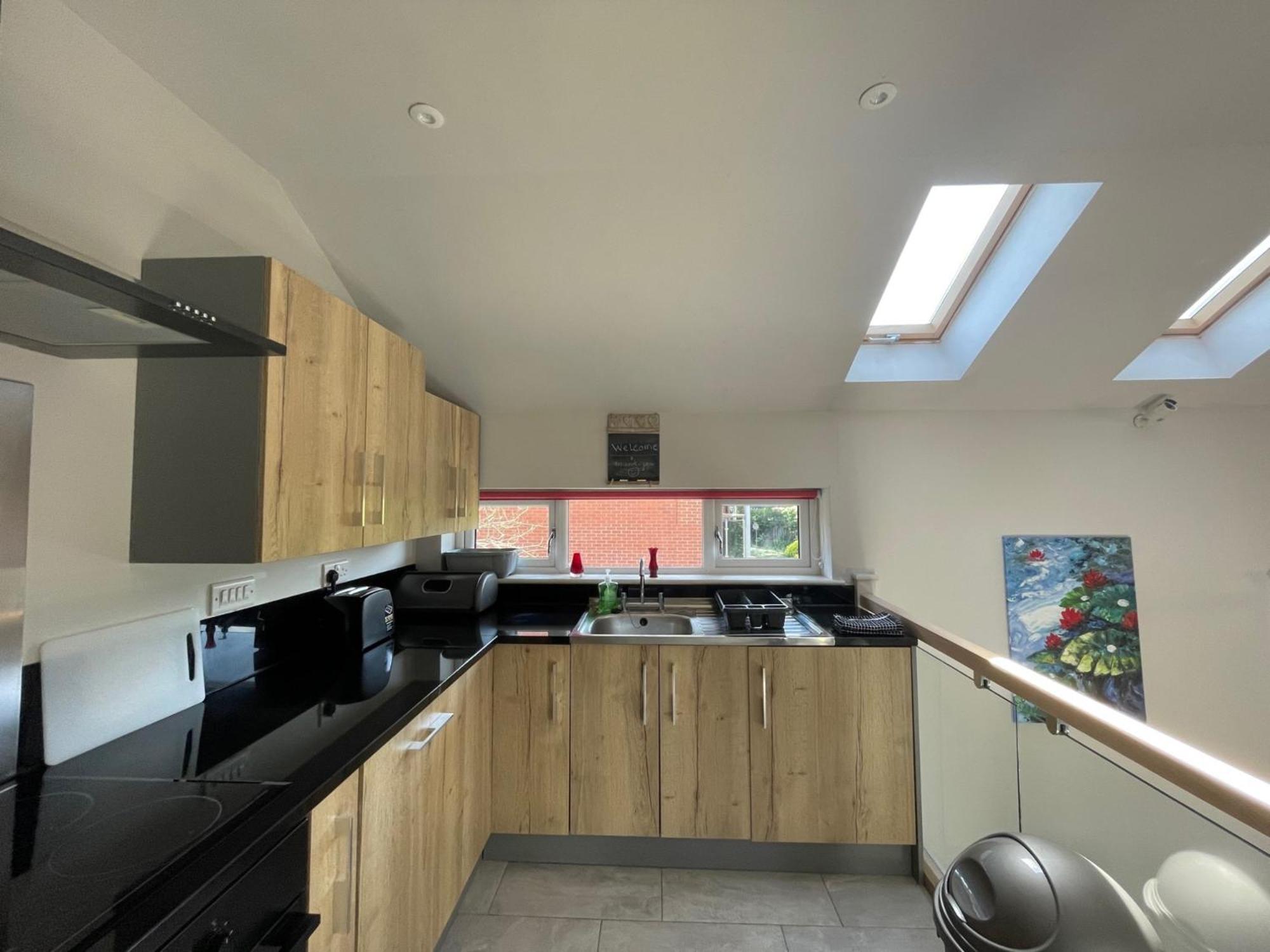 Entire Cottage Close To Coventry City Centre With 4 En Suite Bedrooms And Gated Parking Holiday home