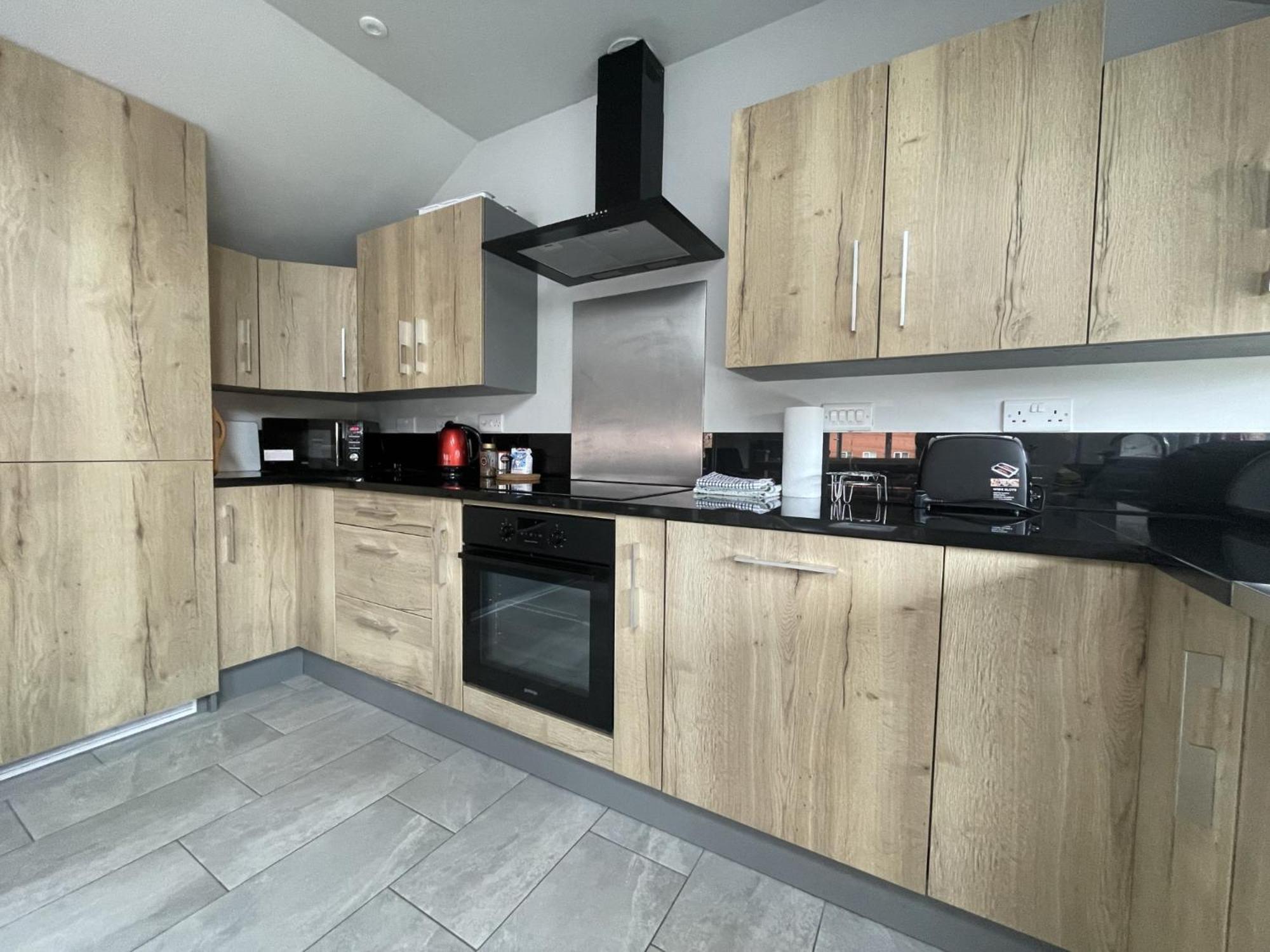 Holiday home Entire Cottage Close To Coventry City Centre With 4 En Suite Bedrooms And Gated Parking